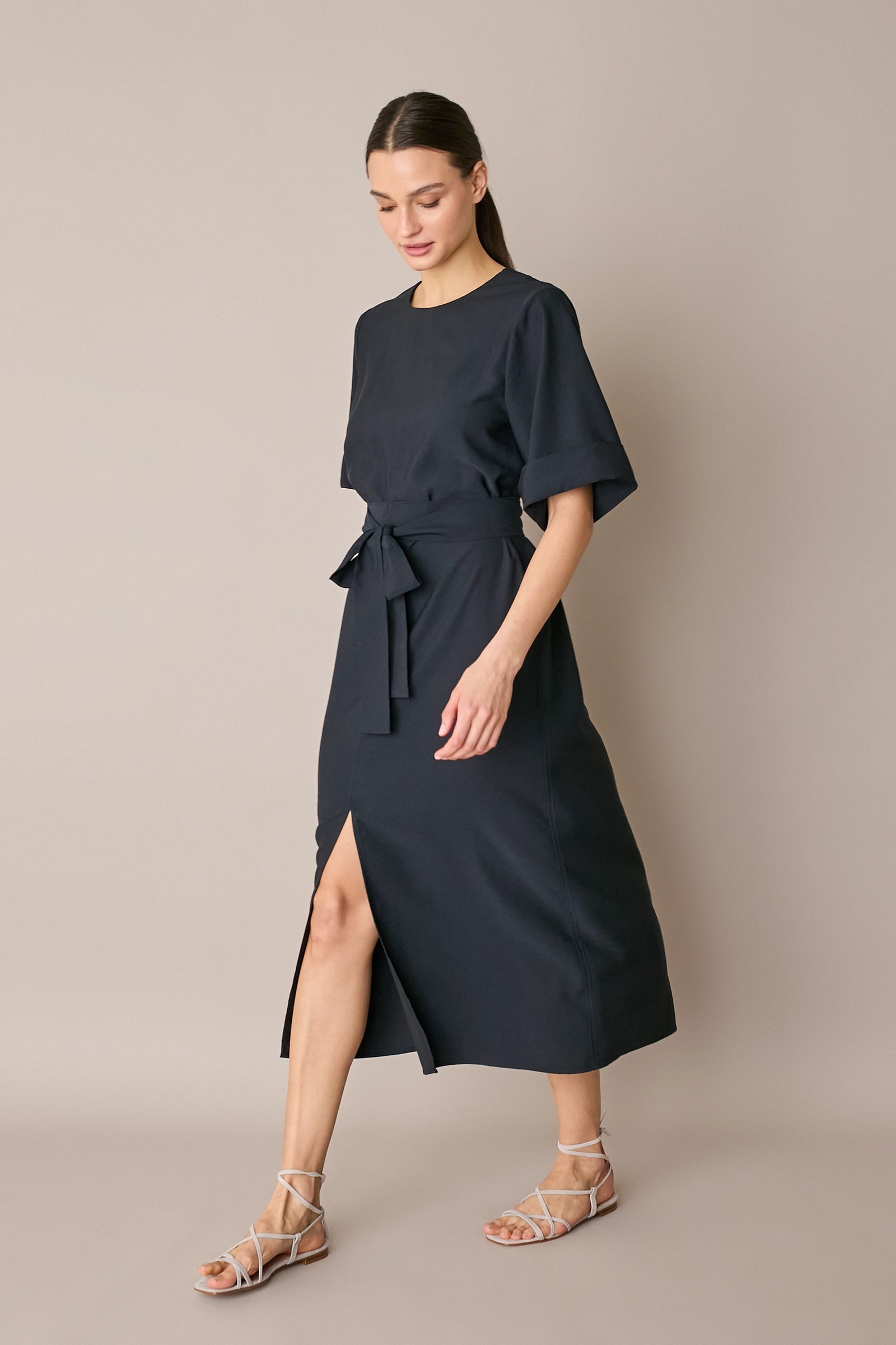 Abito a maniche corte con cintura