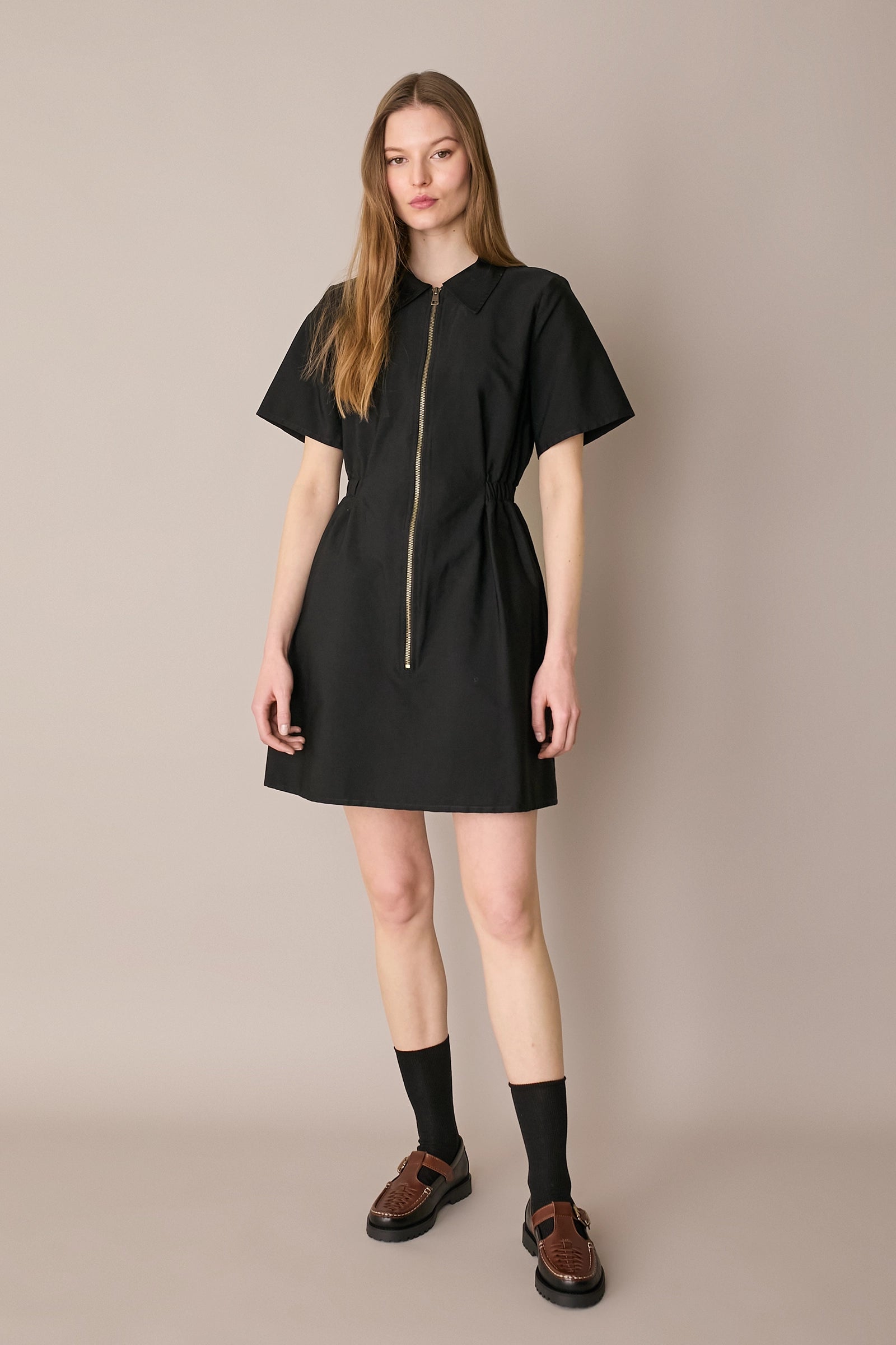 Sporty dress with zipper