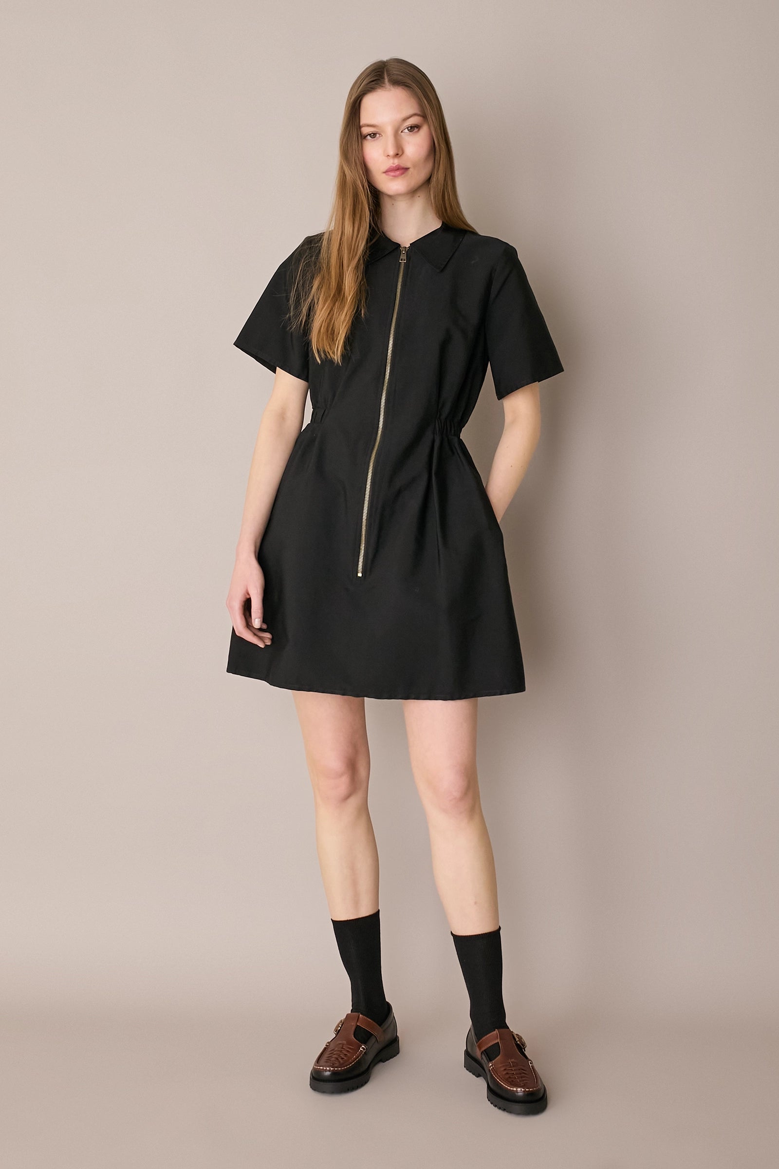 Sporty dress with zipper