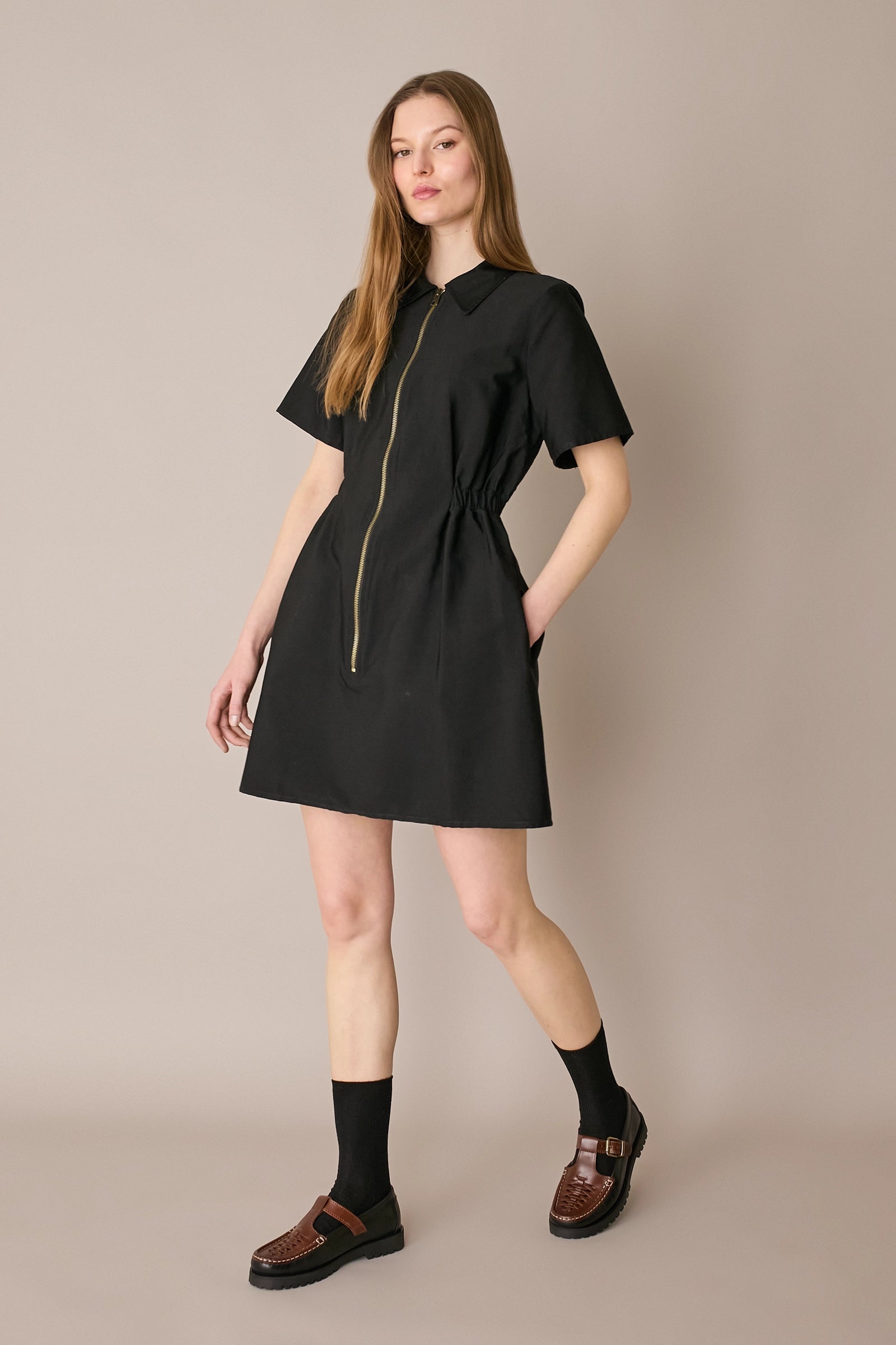Sporty dress with zipper