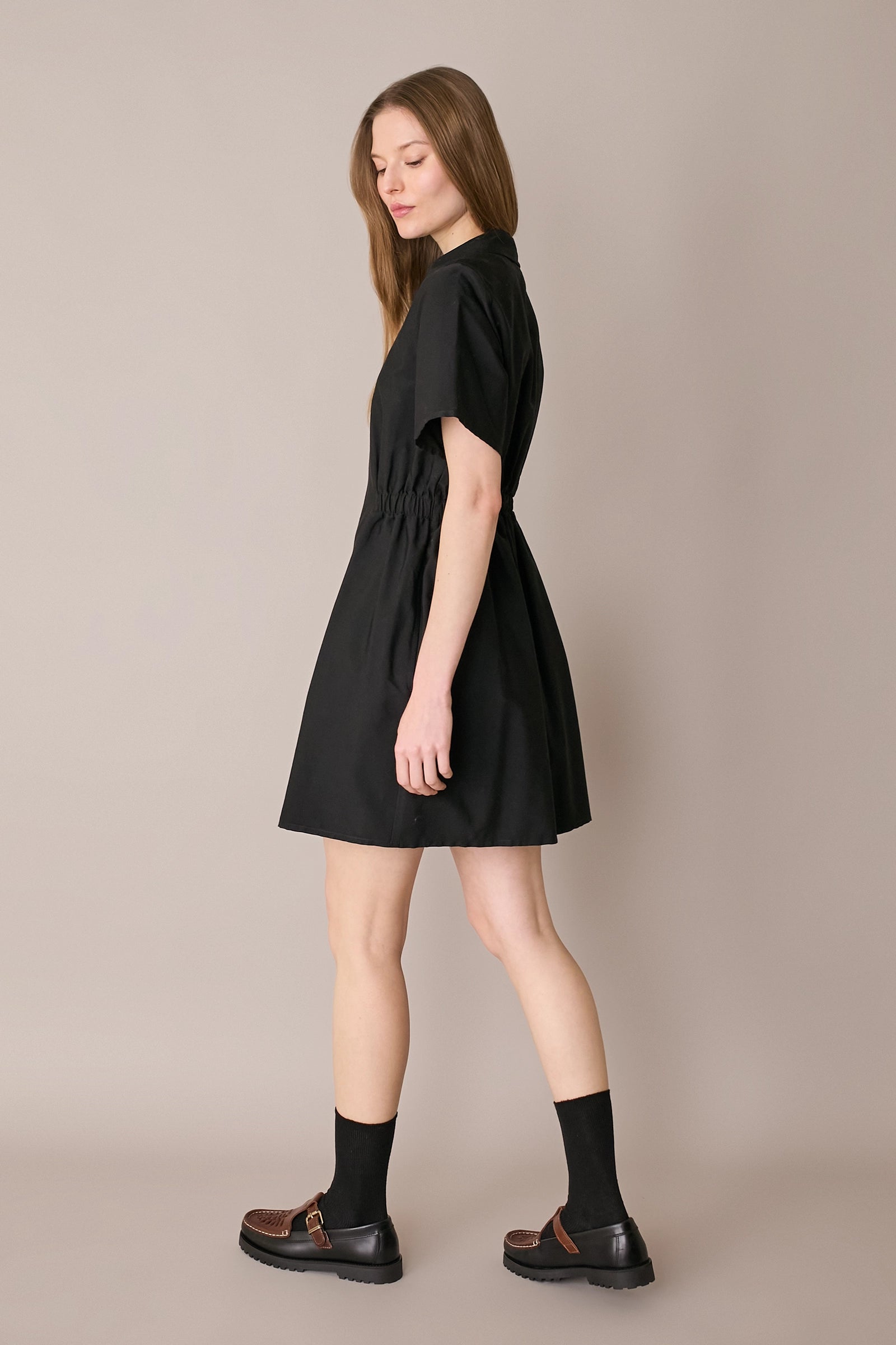 Sporty dress with zipper