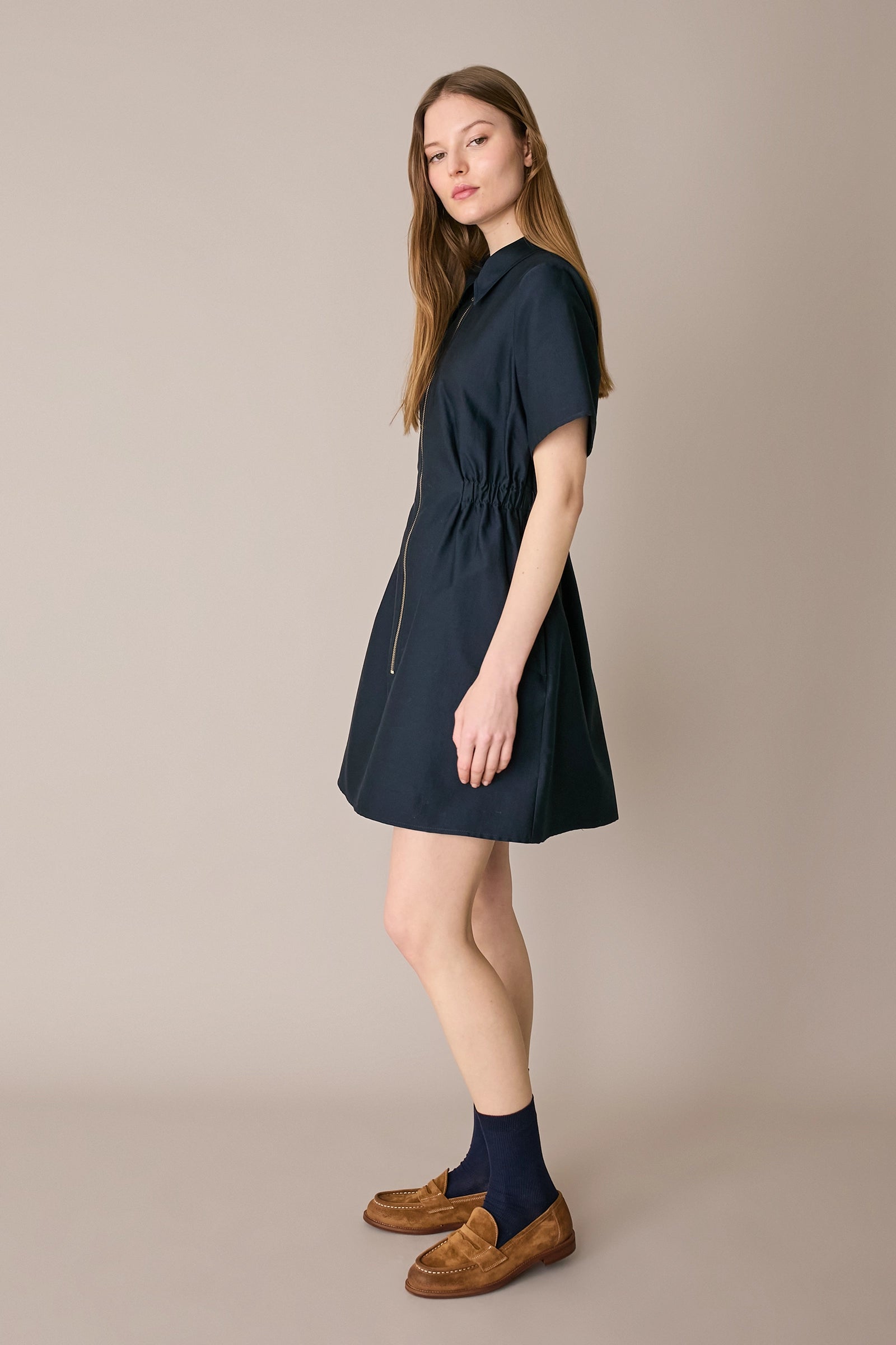 Sporty dress with zipper