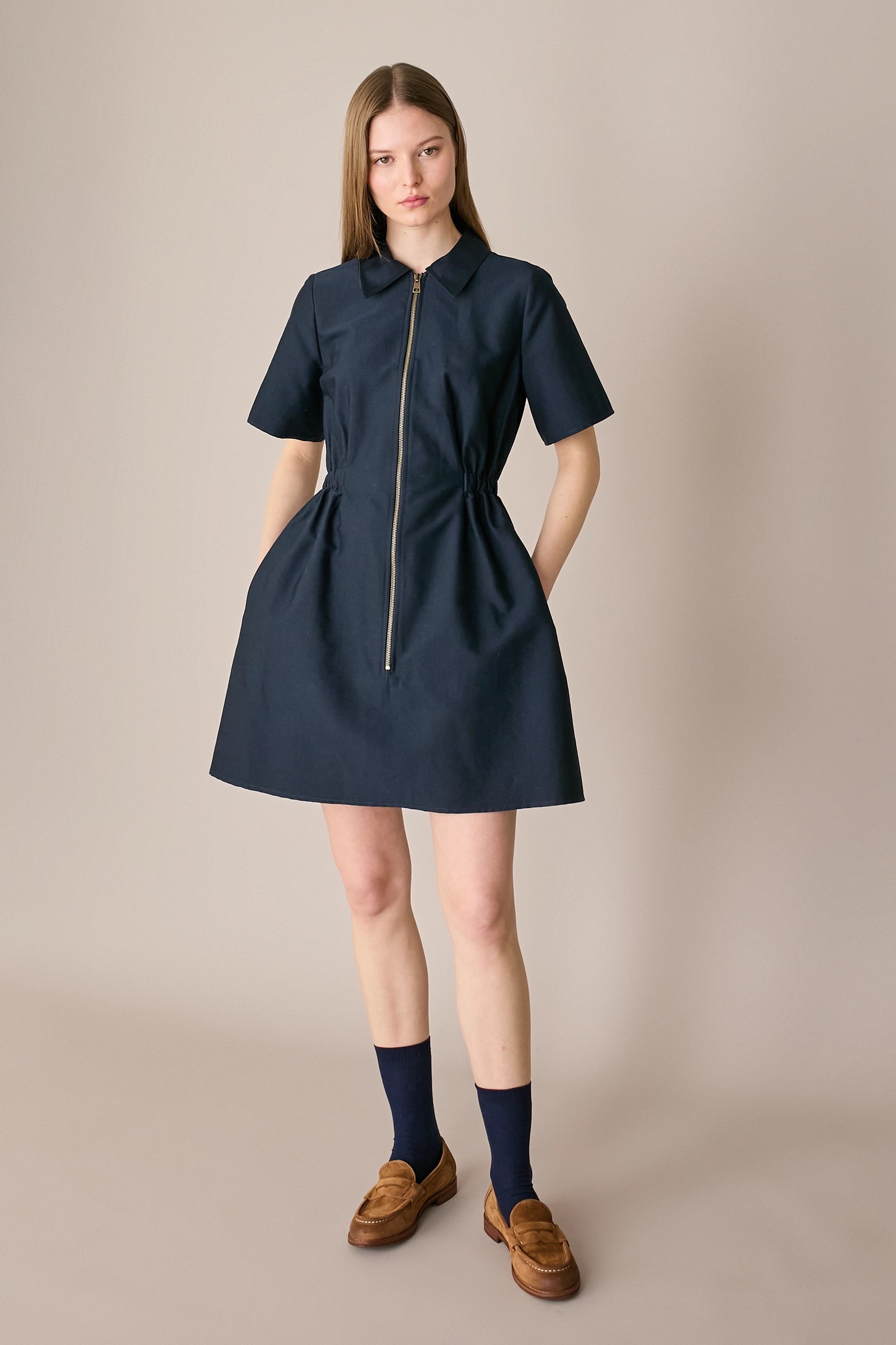 Sporty dress with zipper