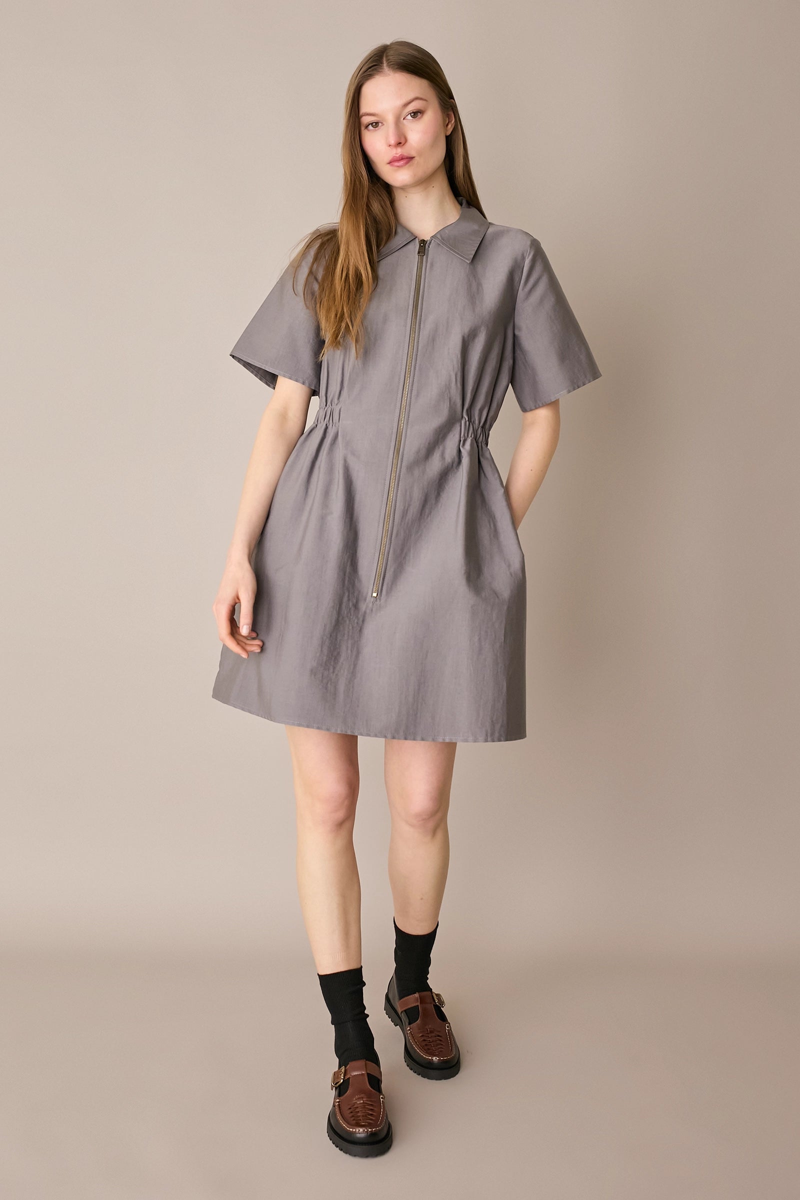 Sporty dress with zipper