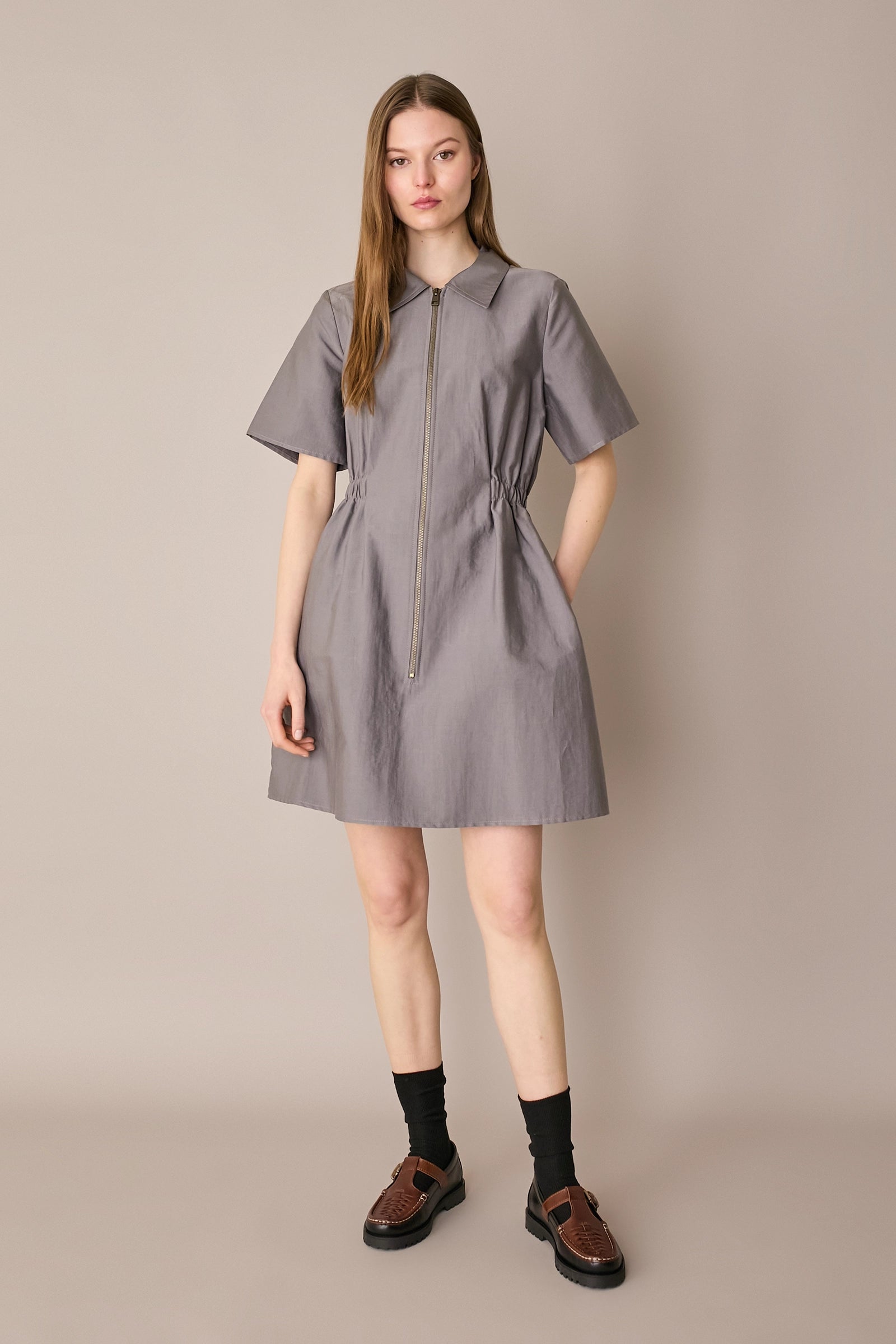 Sporty dress with zipper