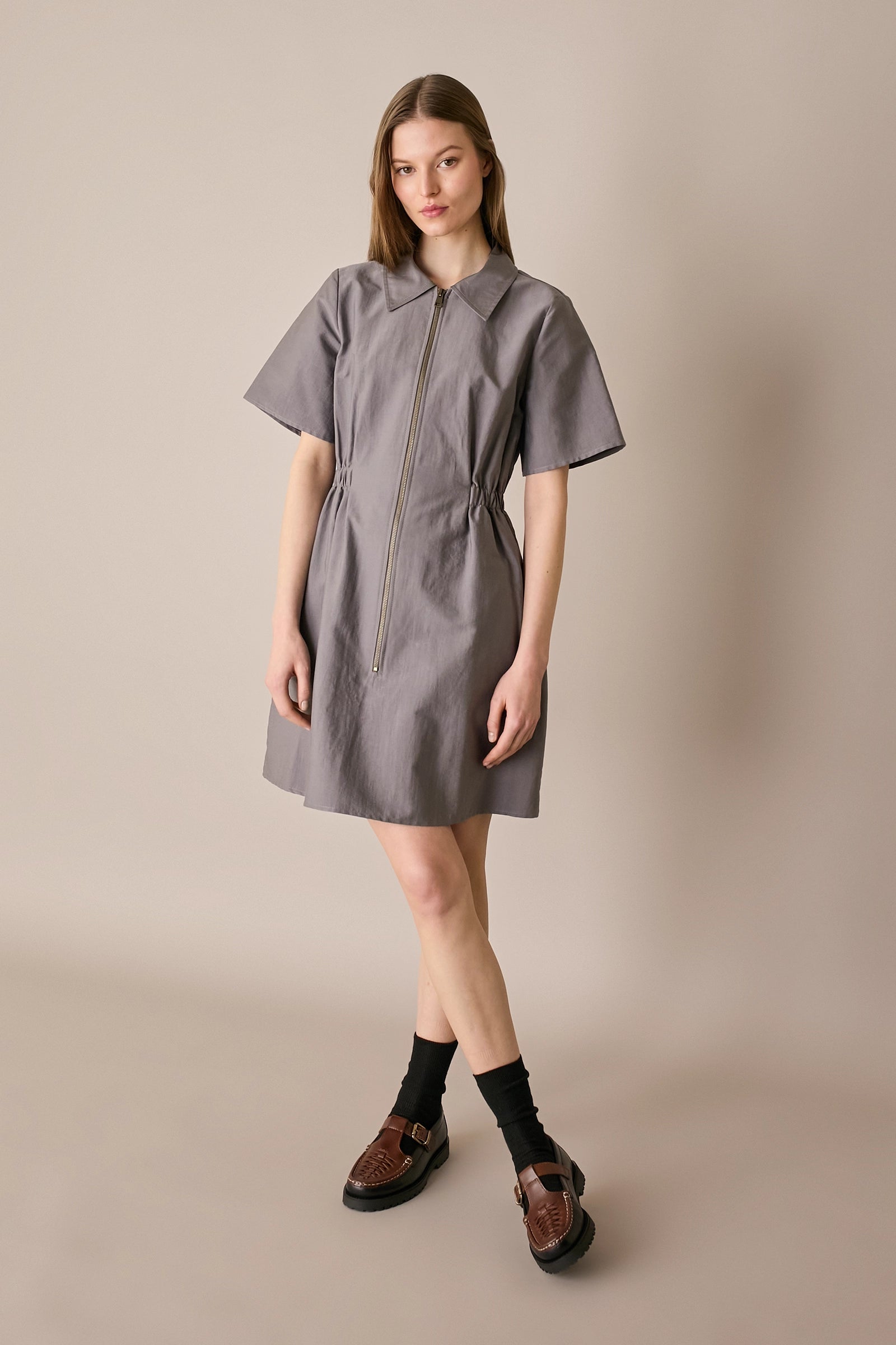 Sporty dress with zipper