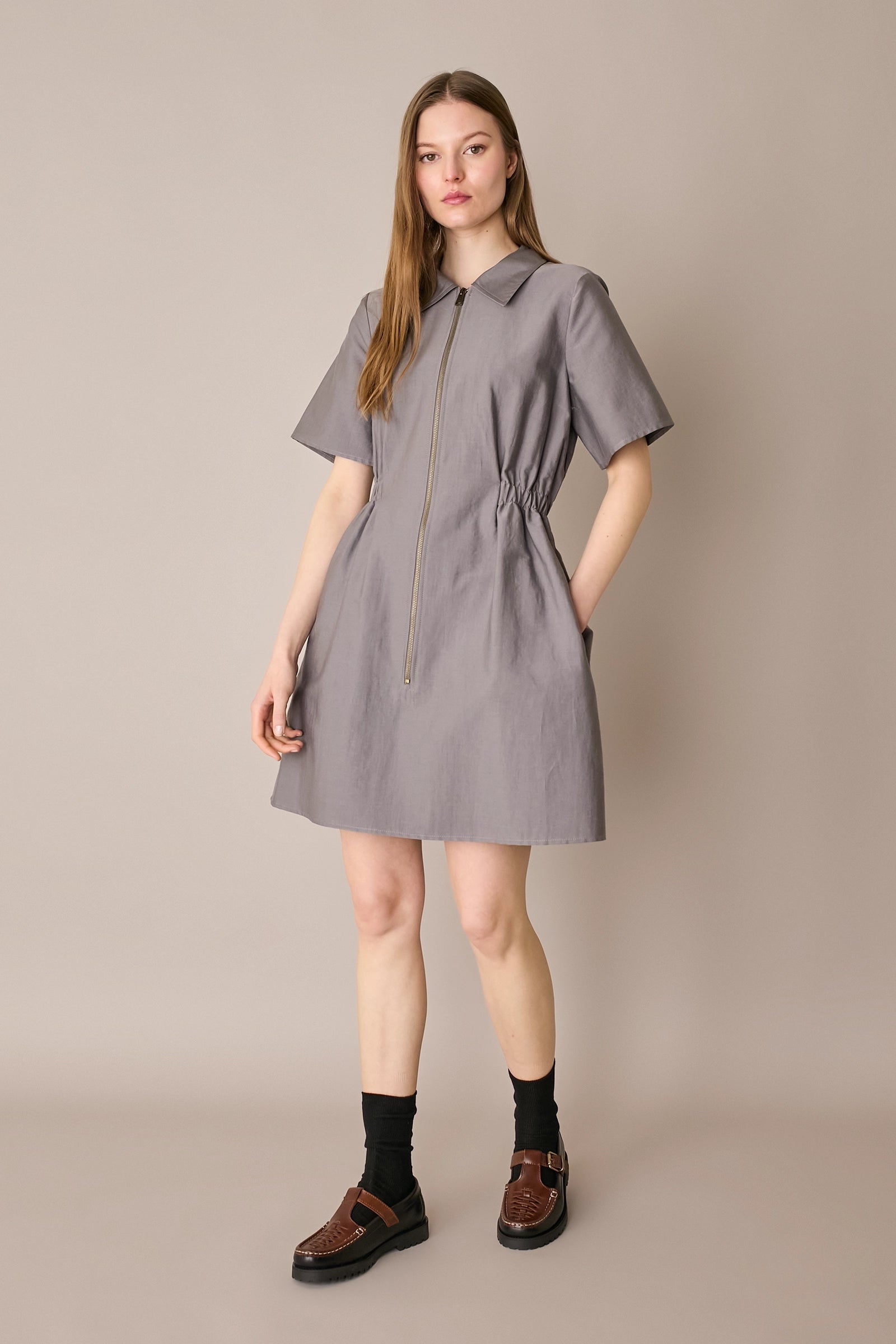 Sporty dress with zipper