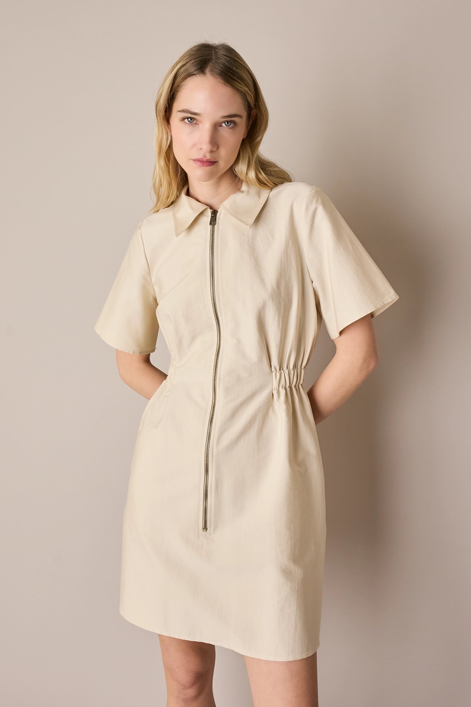 Sporty dress with zipper