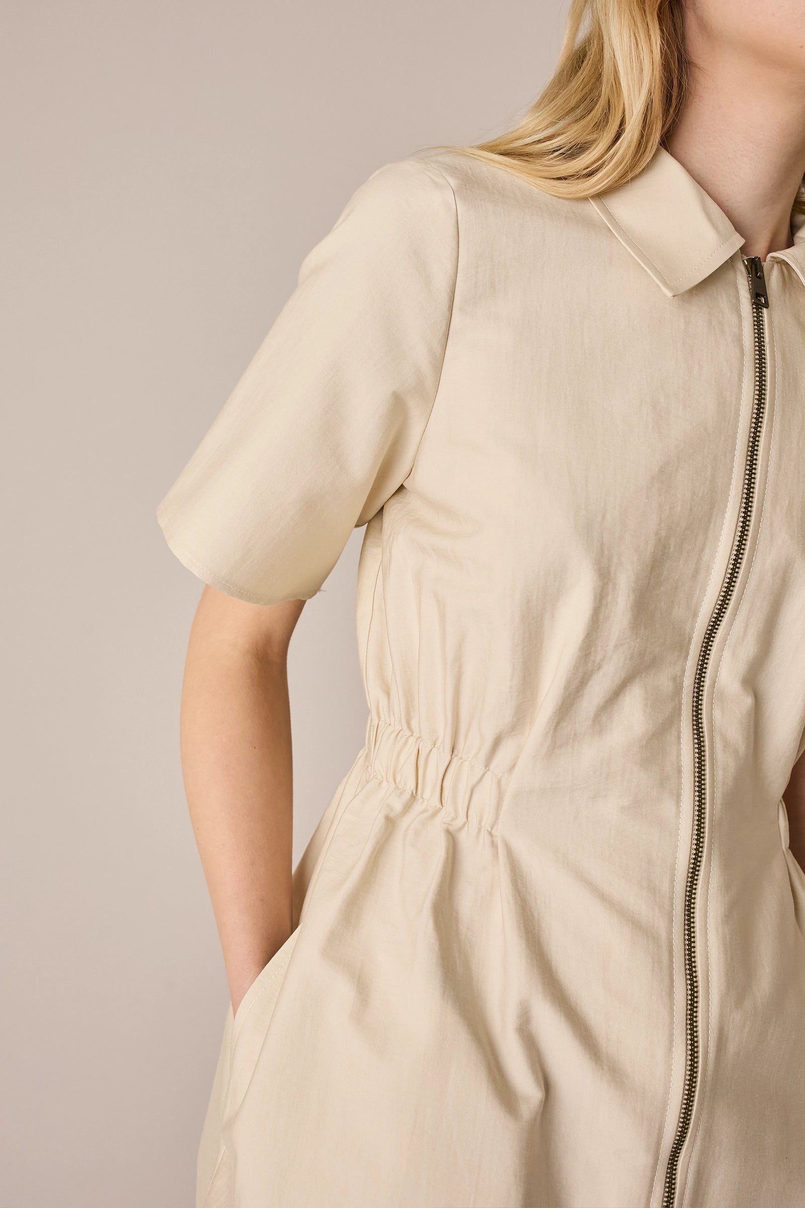 Sporty dress with zipper