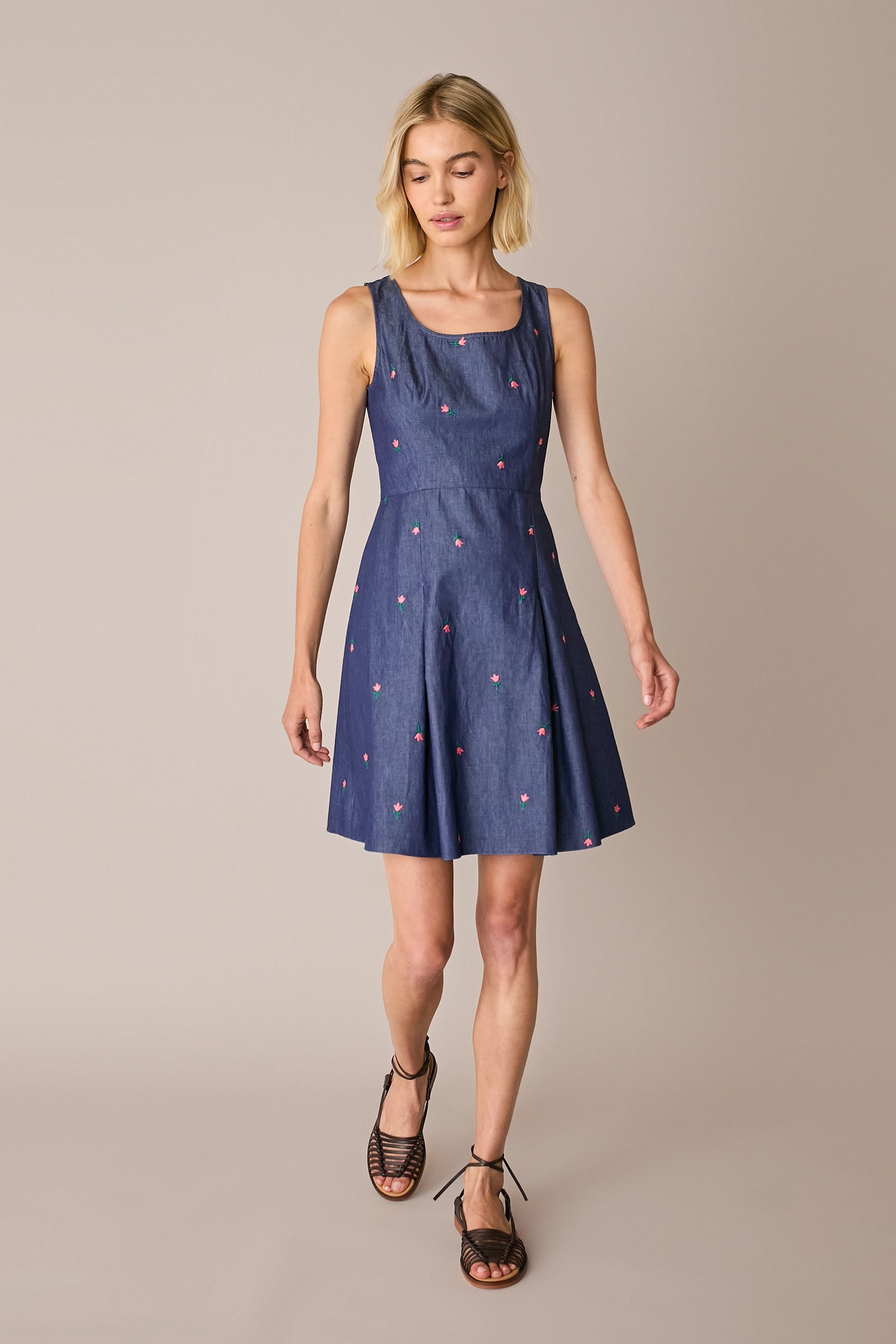 Abito effetto denim con fiori ricamati
