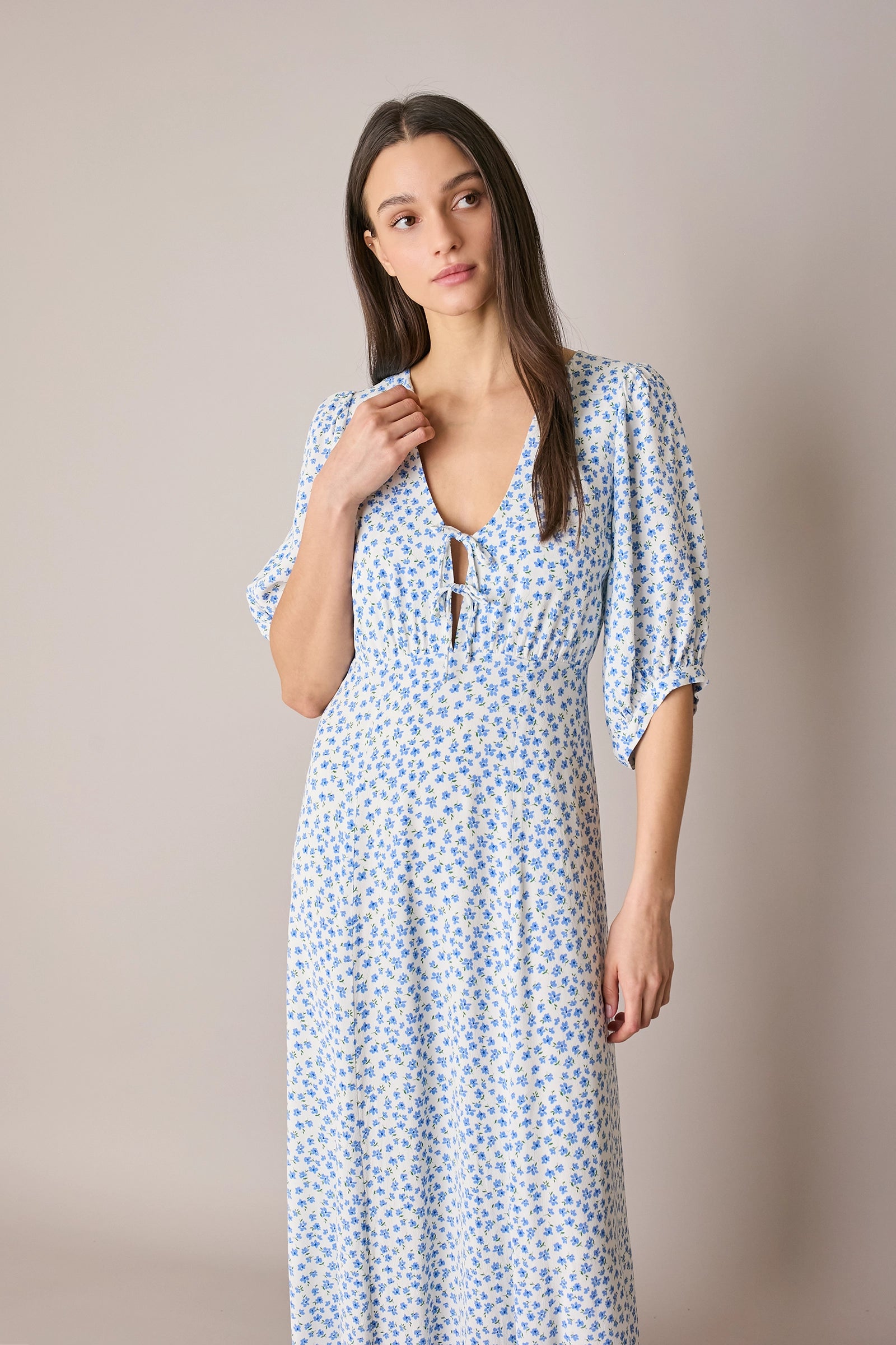 Abito lungo in fantasia con scollo a V