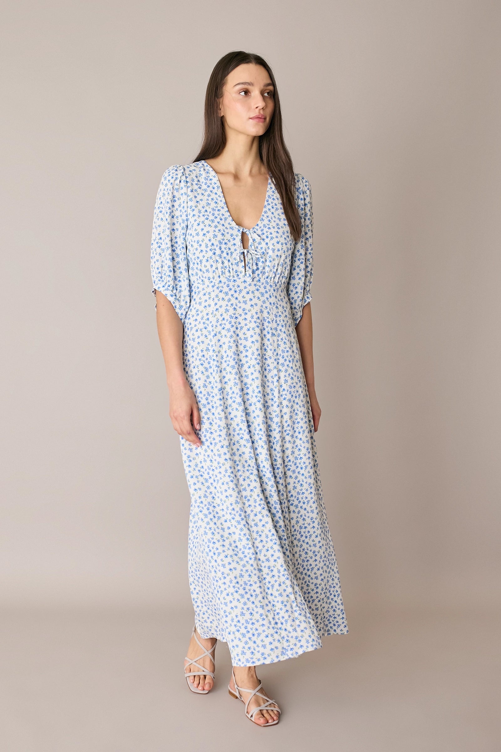 Abito lungo in fantasia con scollo a V