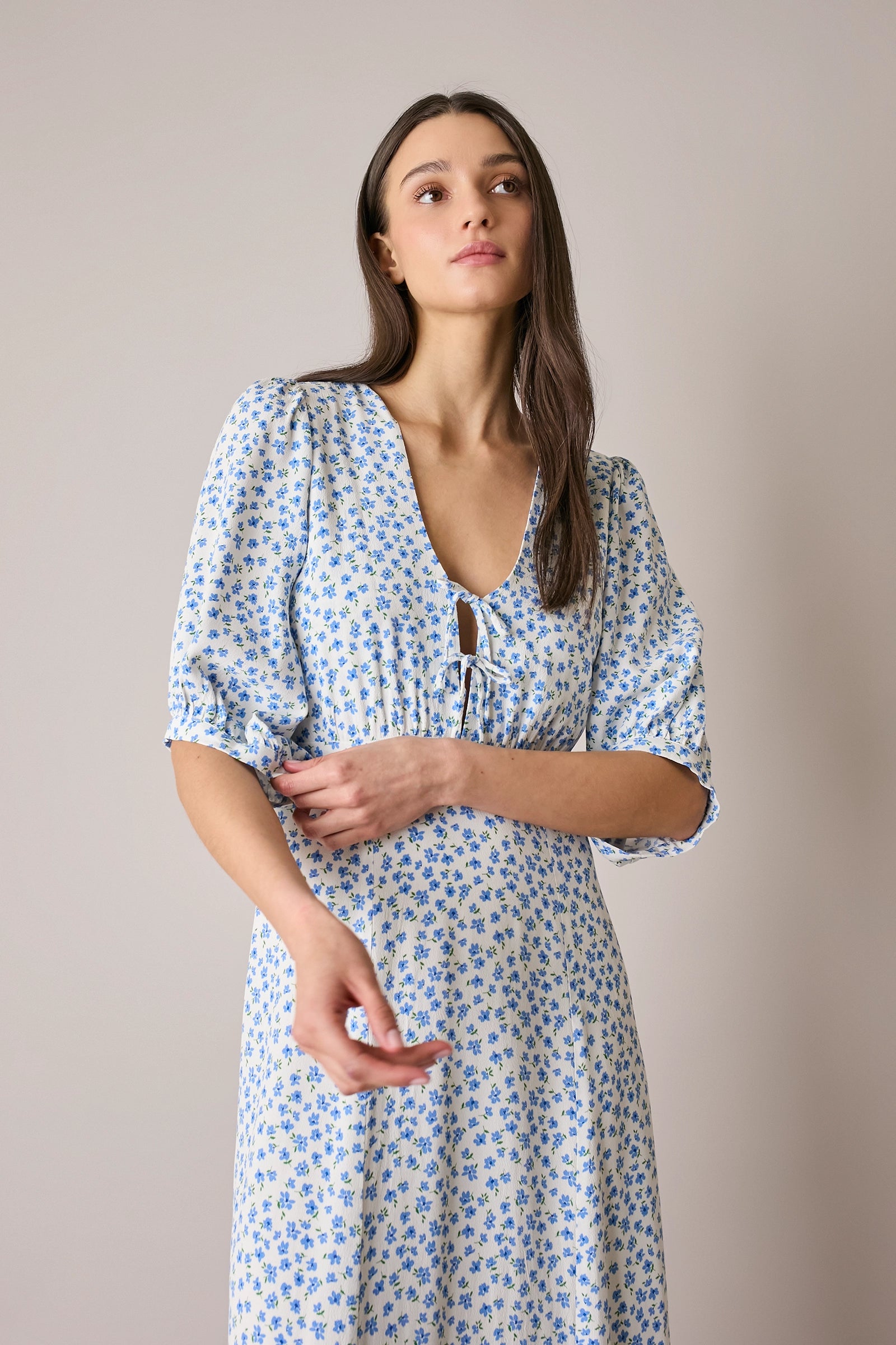 Abito lungo in fantasia con scollo a V