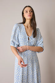 Abito lungo in fantasia con scollo a V