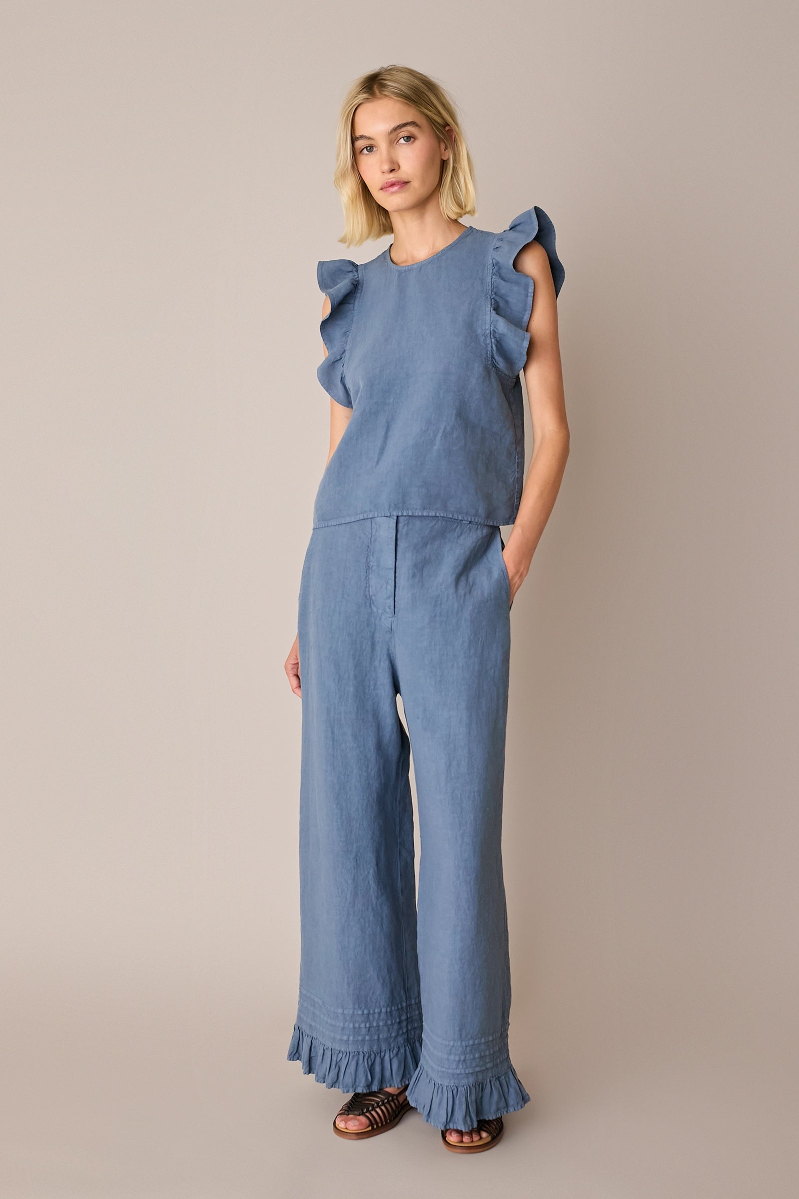 Pantaloni in lino con volant