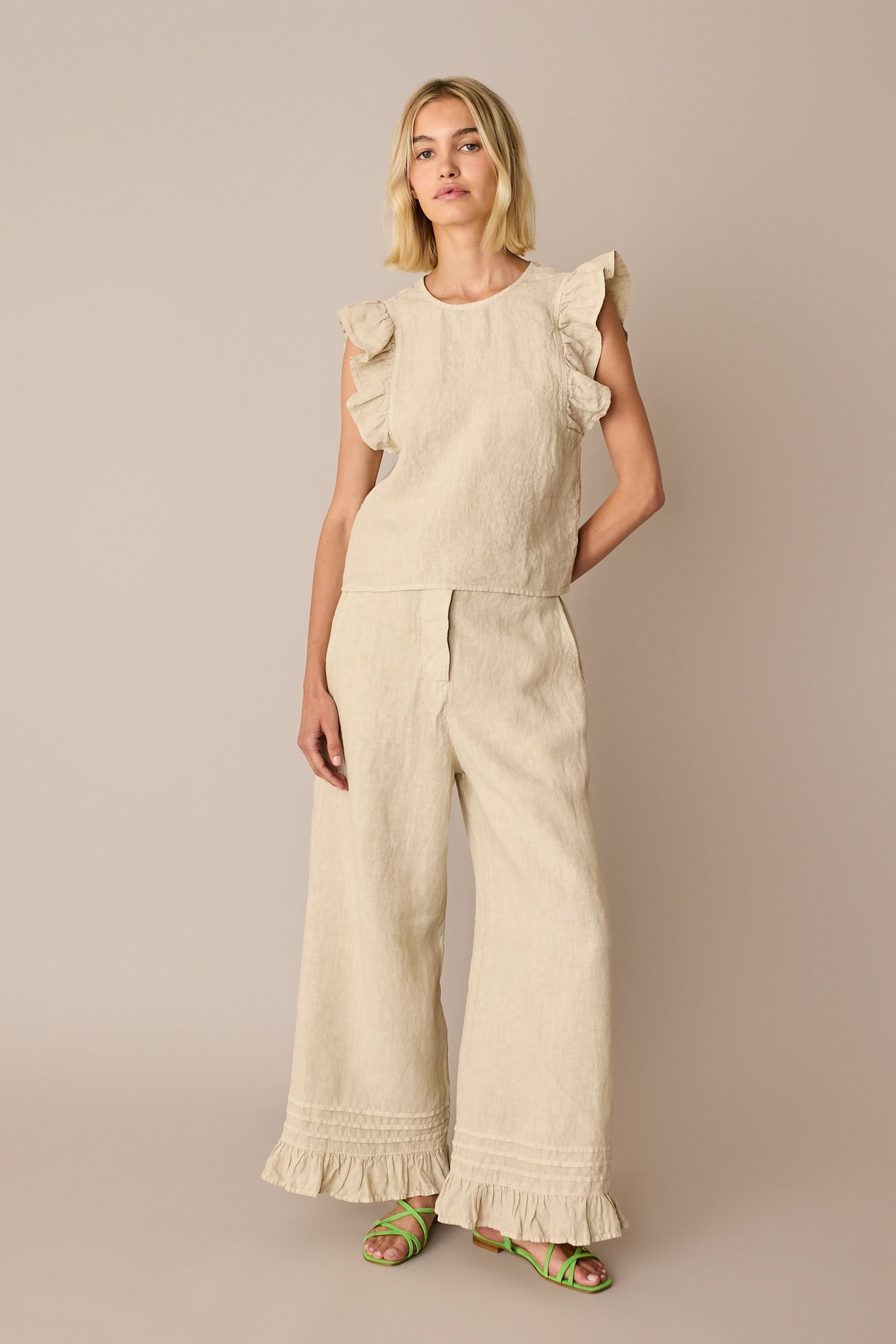 Pantaloni in lino con volant