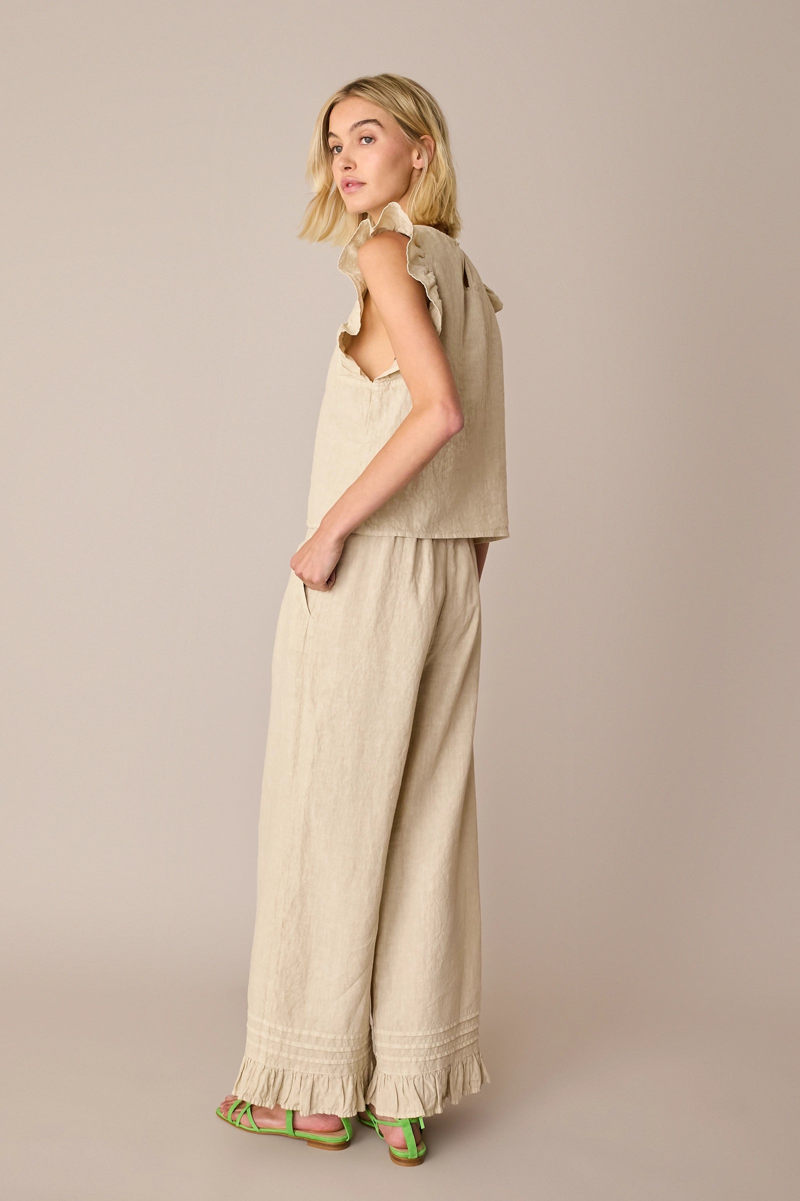 Pantaloni in lino con volant