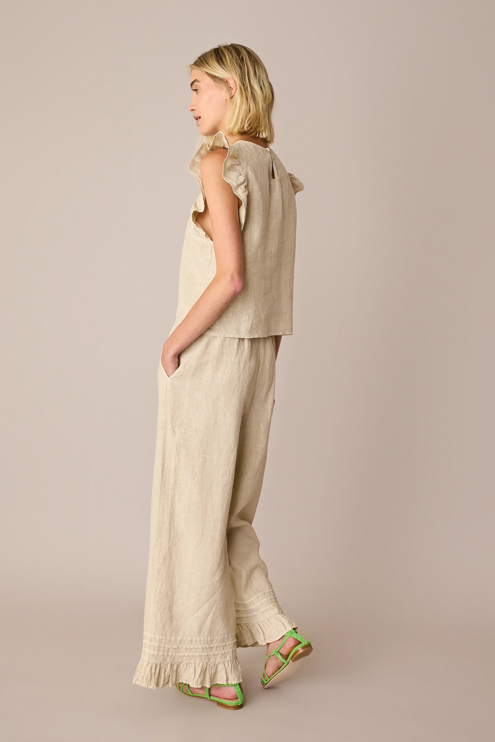 Pantaloni in lino con volant