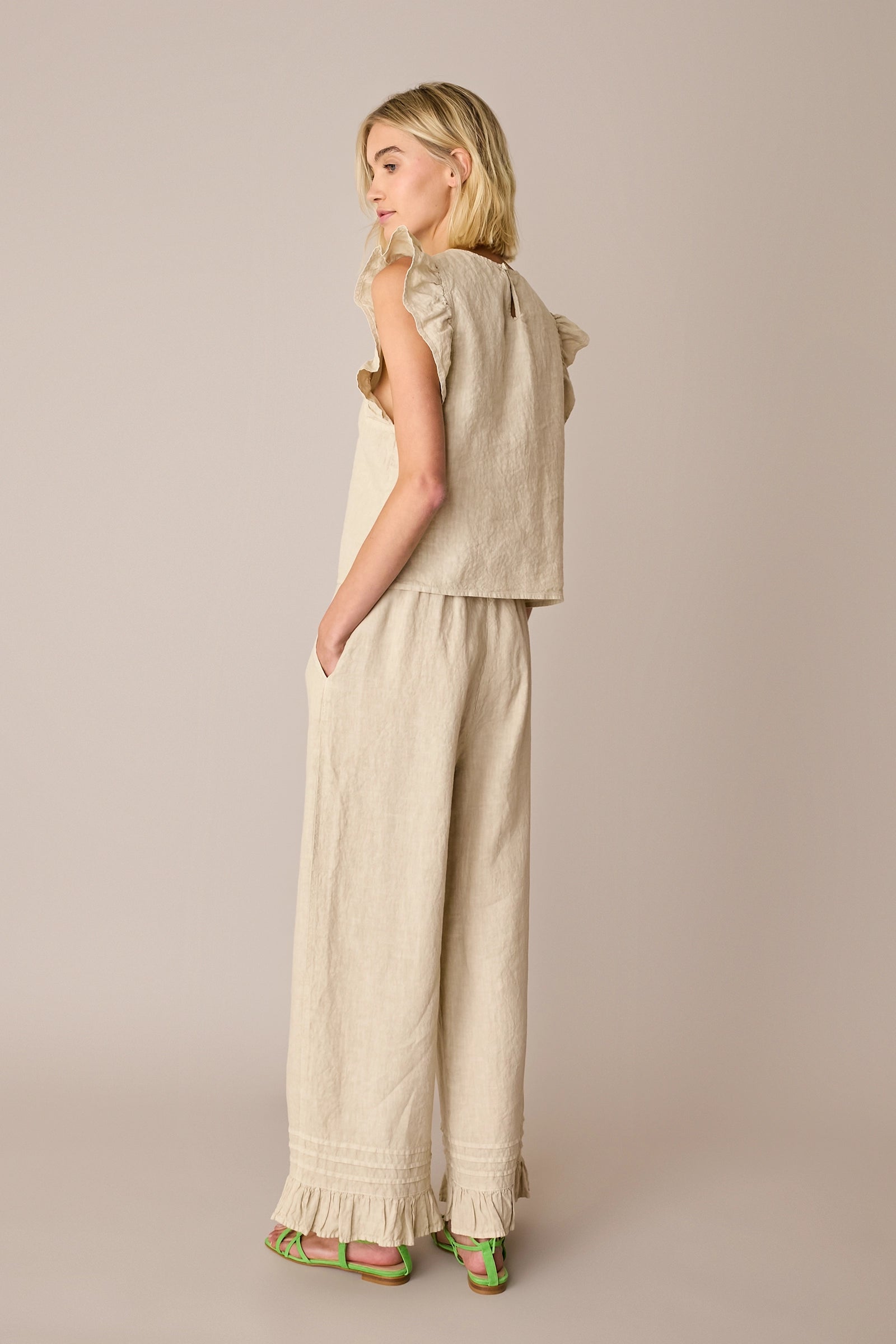 Pantaloni in lino con volant