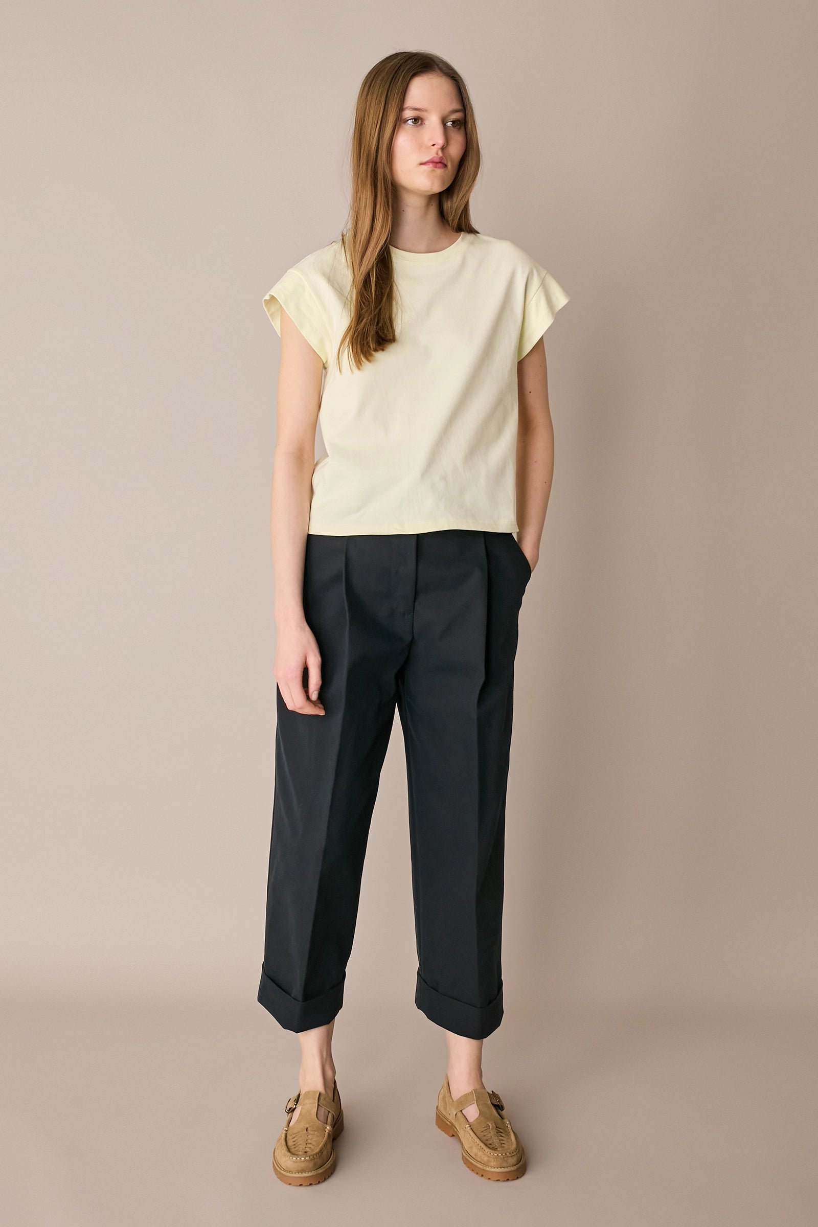 Pantaloni in cotone con piega e risvolto