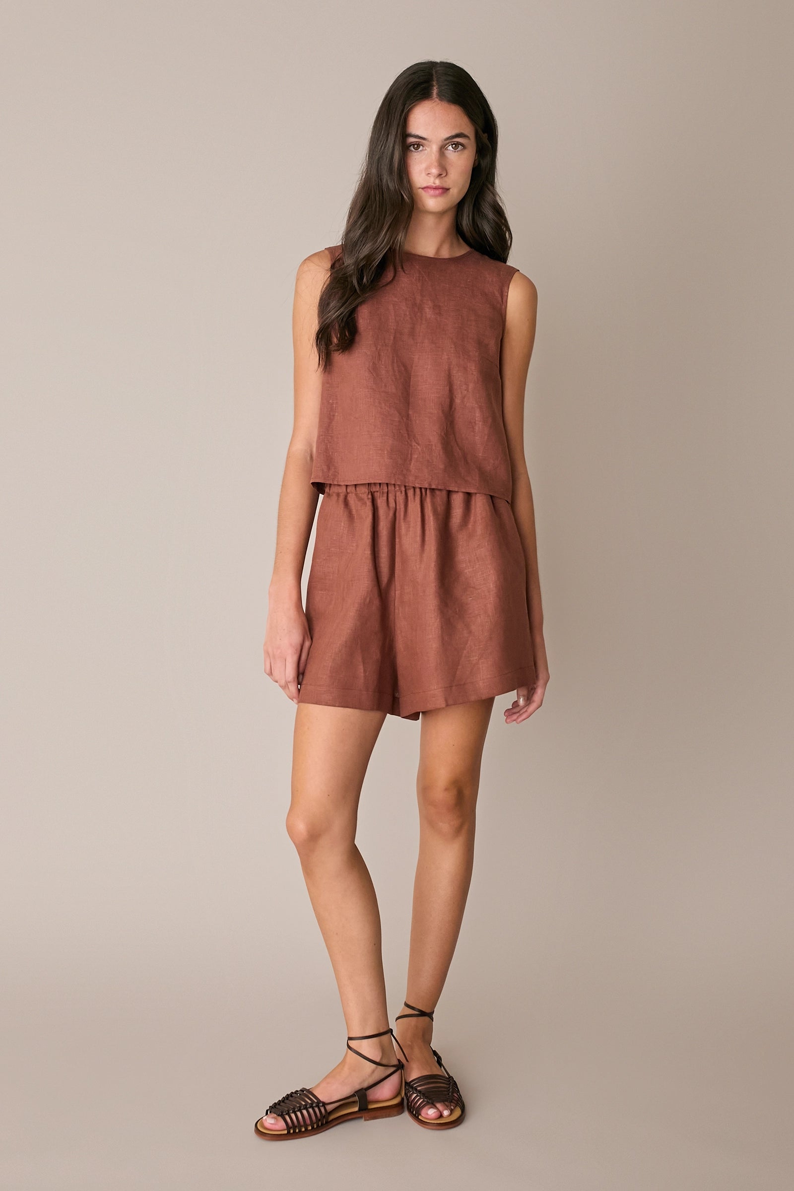 Elastic-waist linen shorts