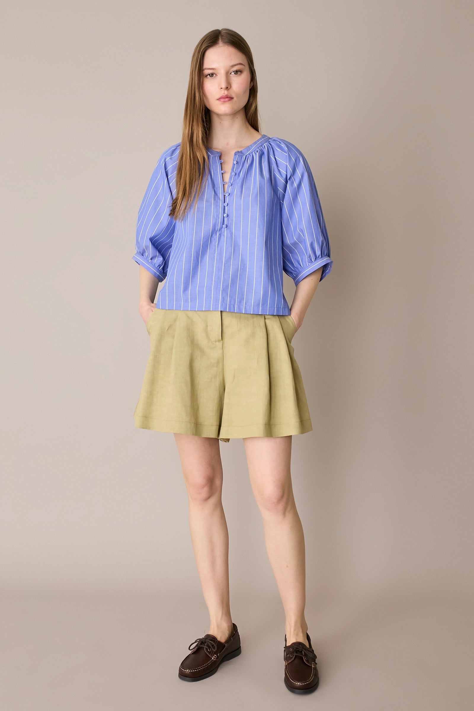 Shorts in blend di lino con pinces