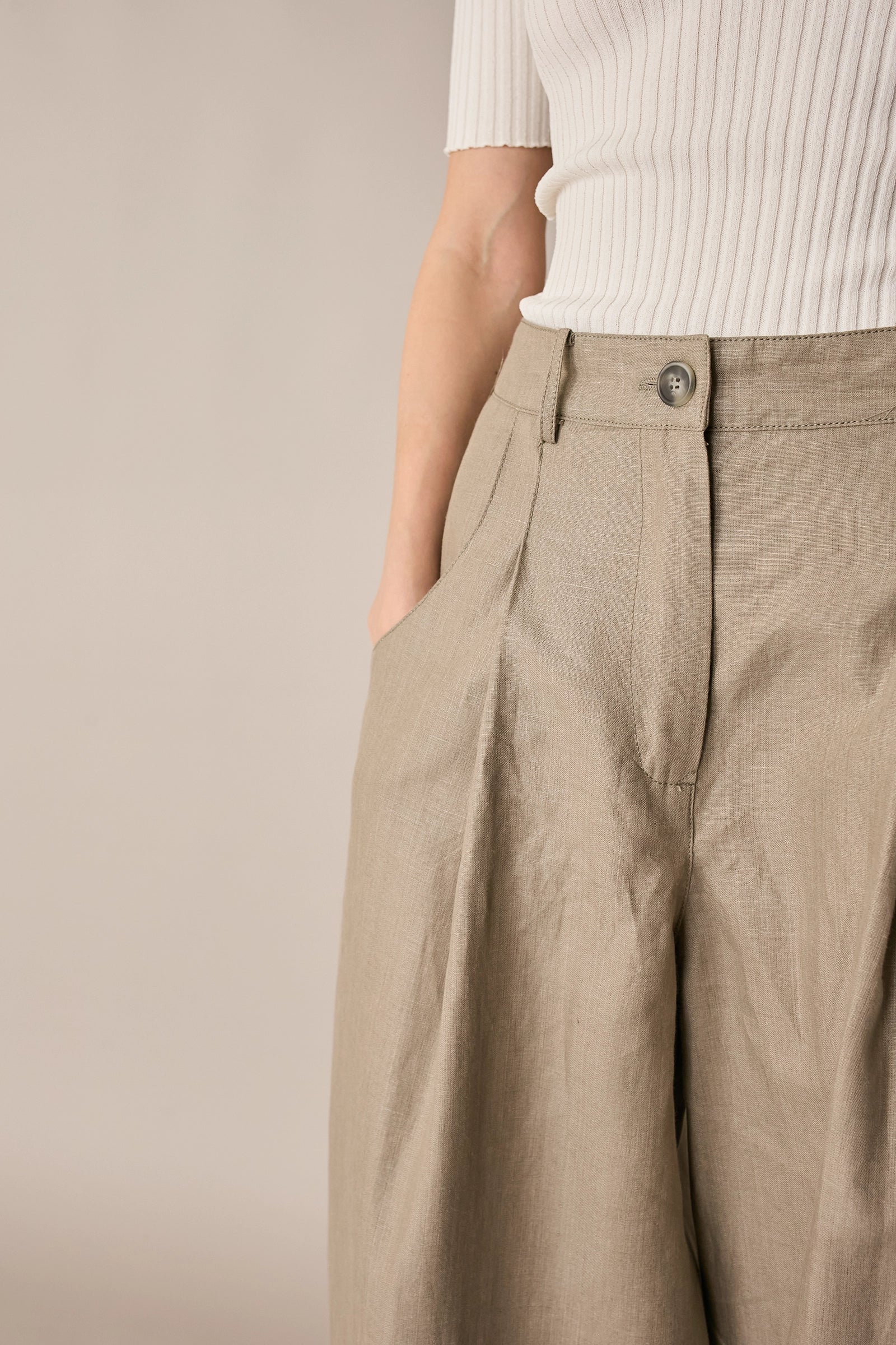 Linen trousers with pleats