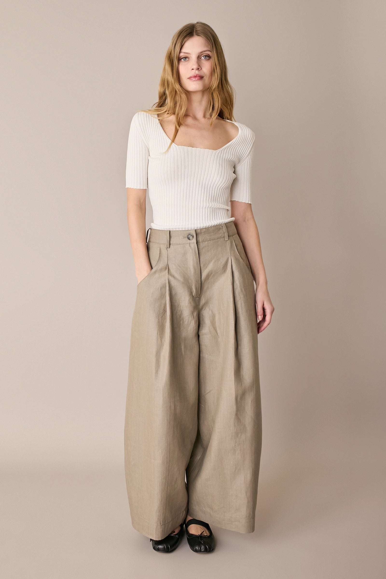 Linen trousers with pleats