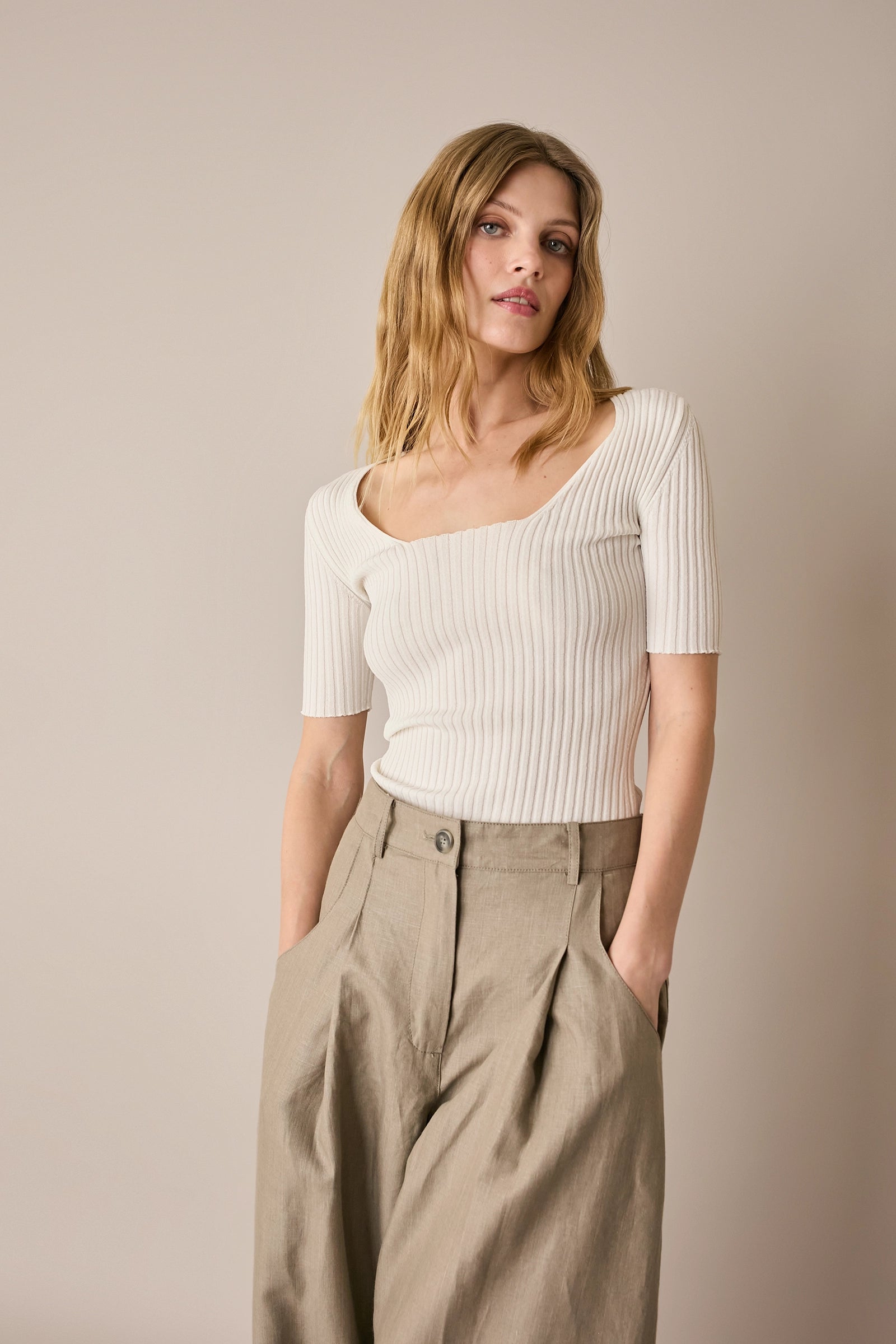 Linen trousers with pleats