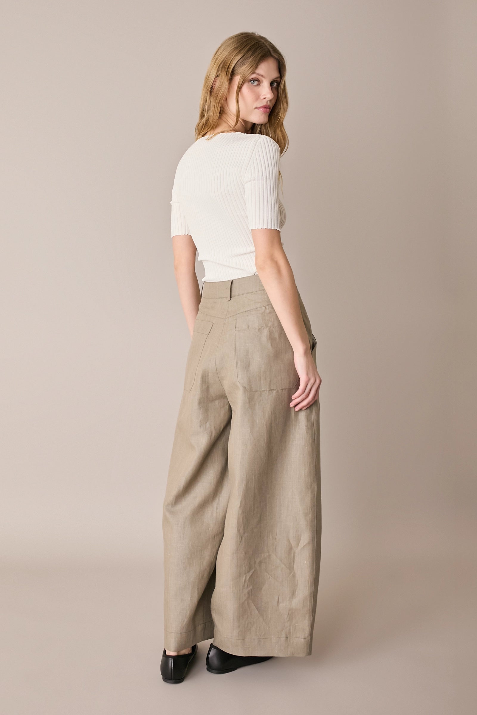 Linen trousers with pleats