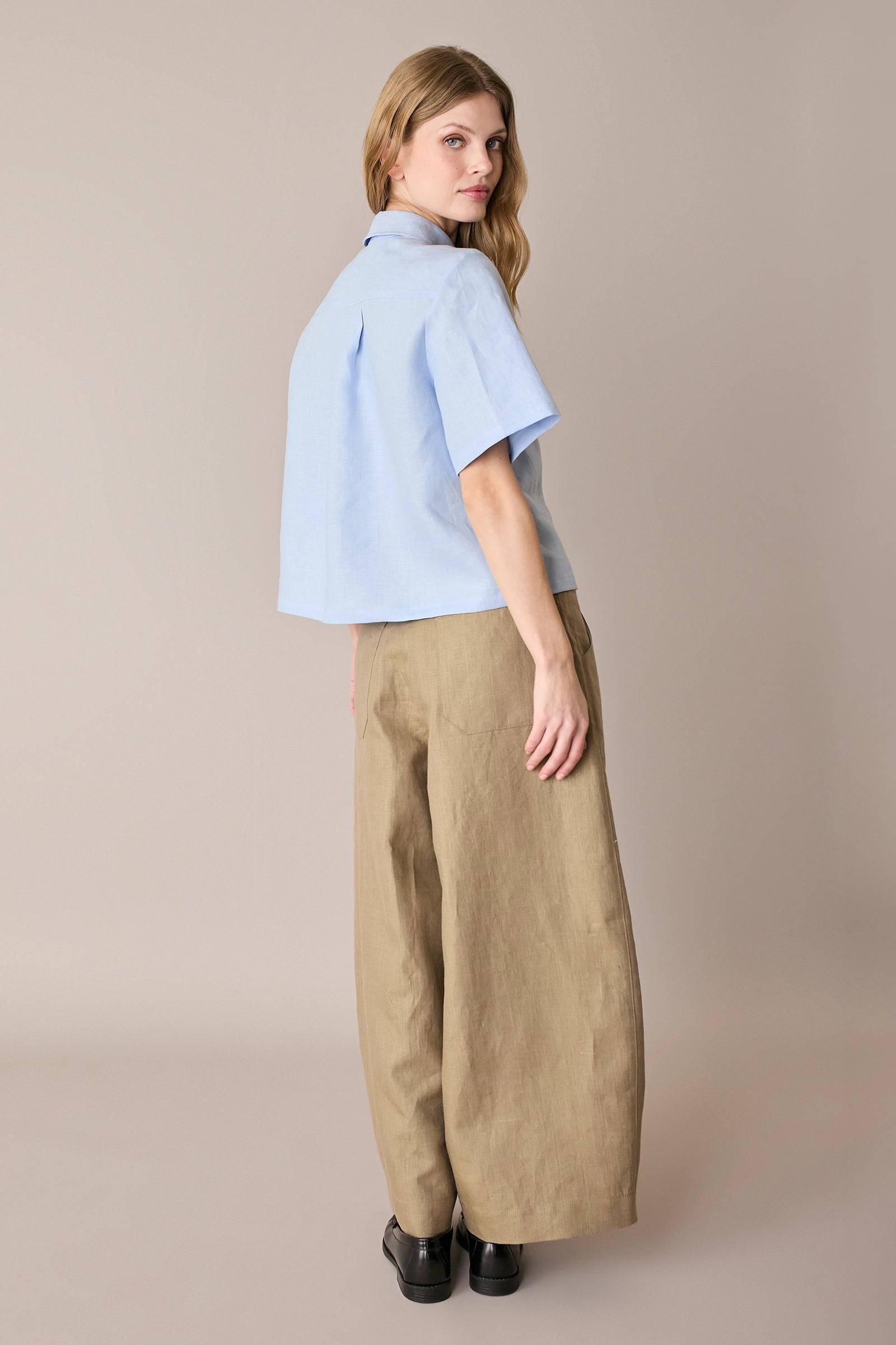Linen trousers with pleats