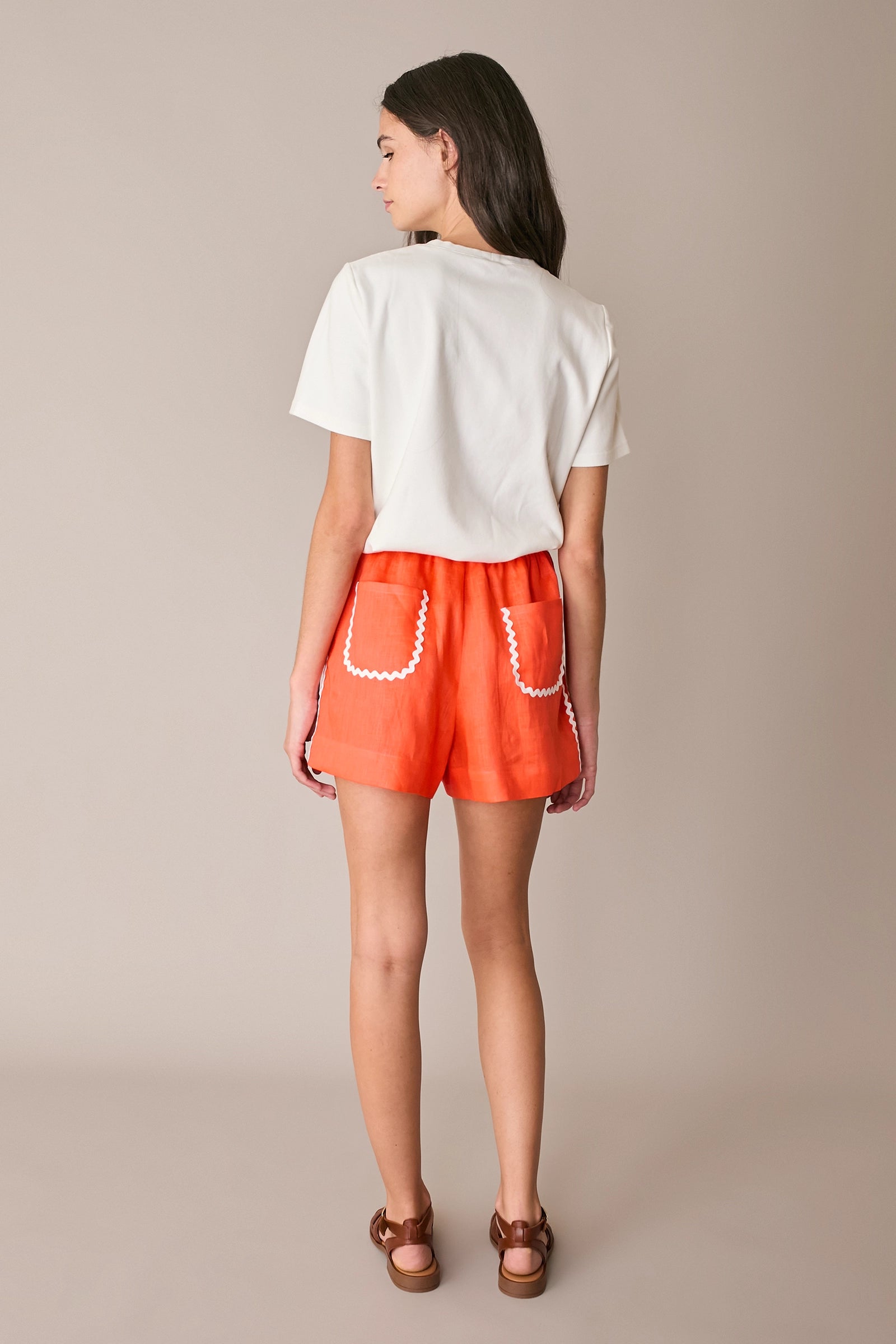Elastic-waist shorts with contrast trim
