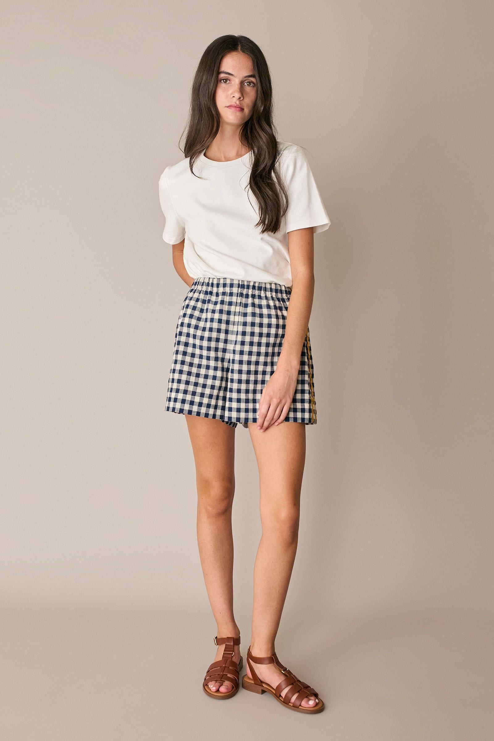 Elastic-waist shorts with contrast trim