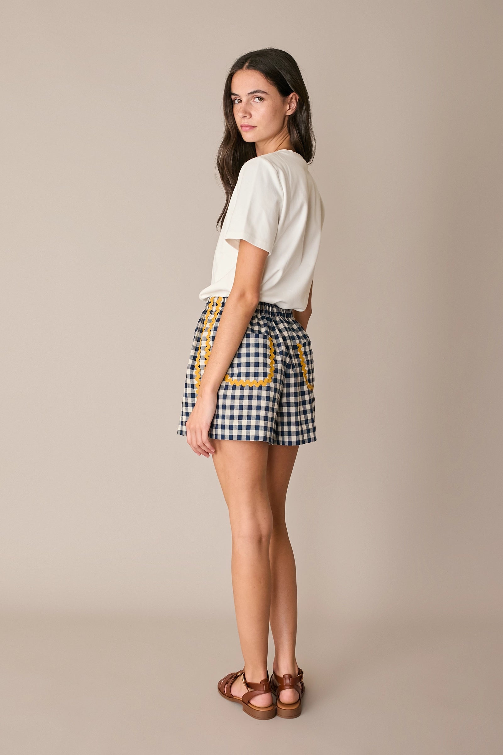 Elastic-waist shorts with contrast trim