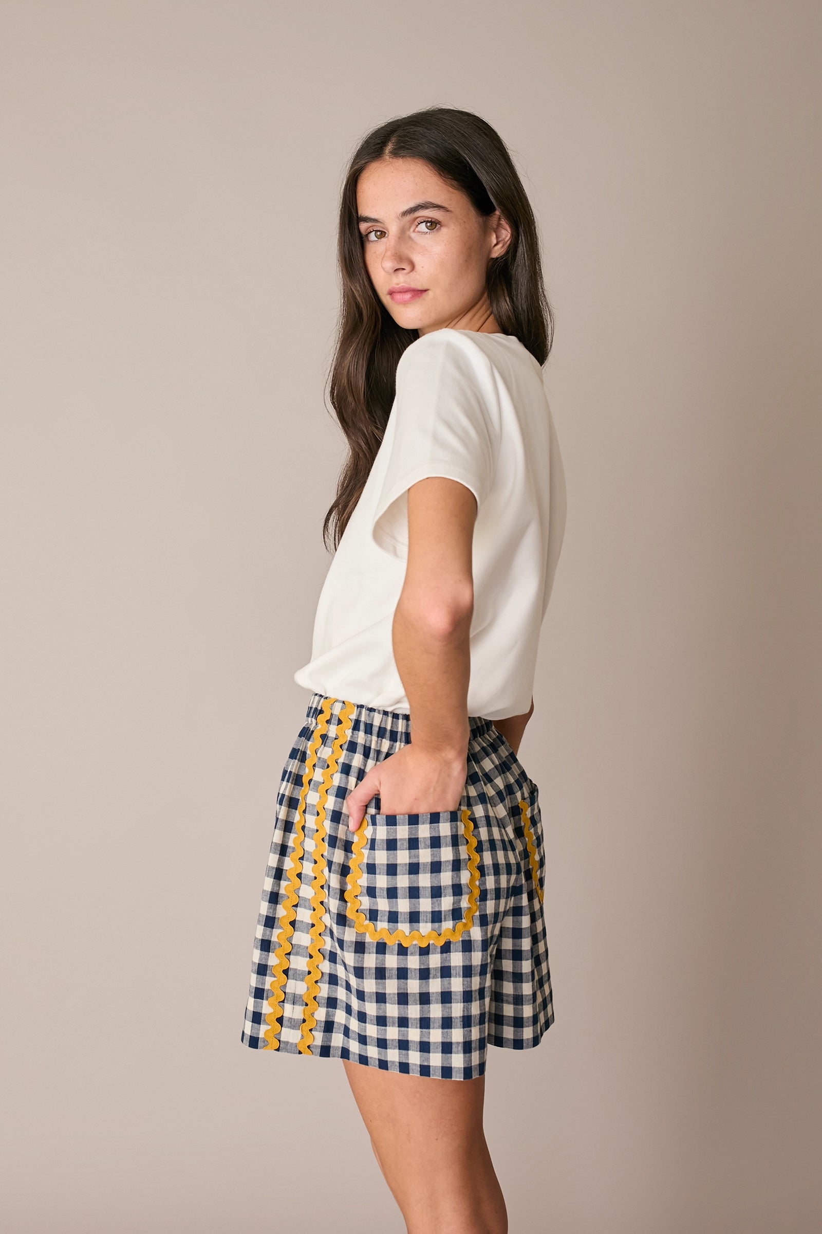 Elastic-waist shorts with contrast trim