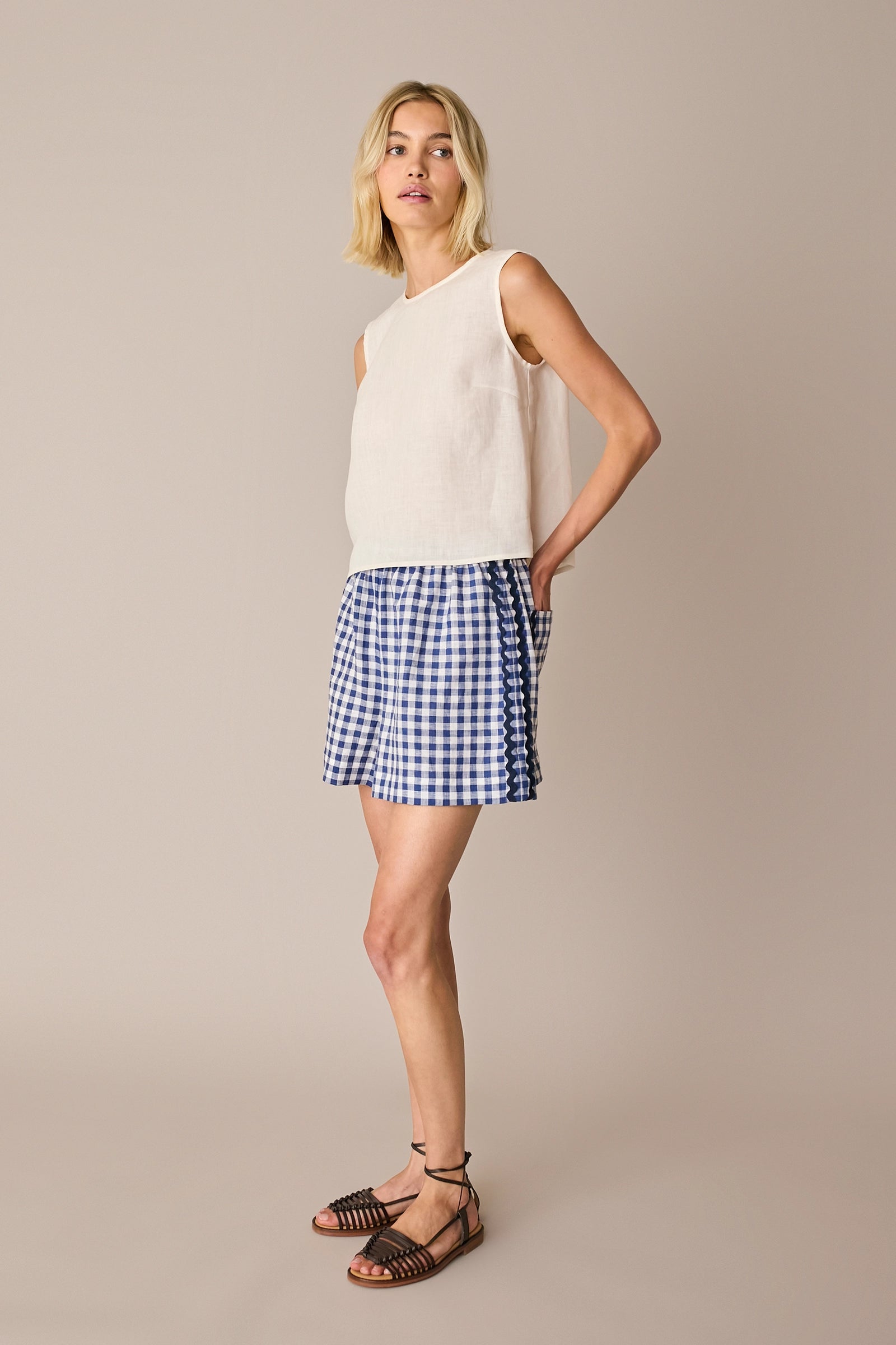 Elastic-waist shorts with contrast trim