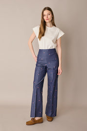 Pantaloni effetto denim con fiori ricamati