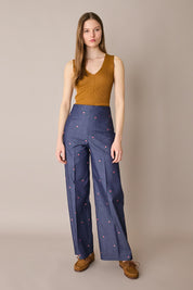 Pantaloni effetto denim con fiori ricamati