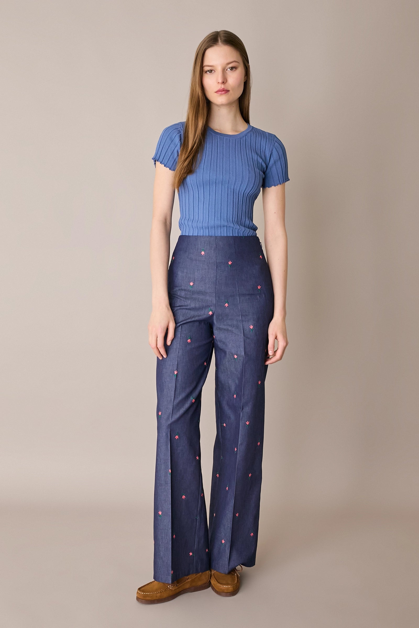 Pantaloni effetto denim con fiori ricamati
