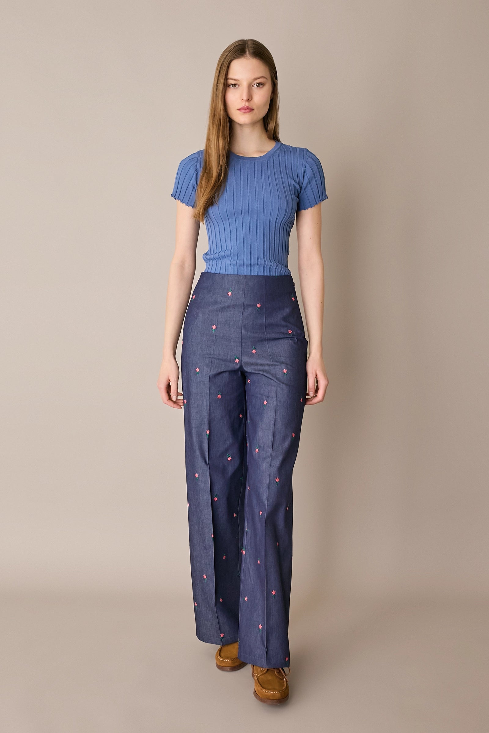 Pantaloni effetto denim con fiori ricamati