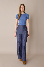 Pantaloni effetto denim con fiori ricamati