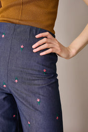 Pantaloni effetto denim con fiori ricamati