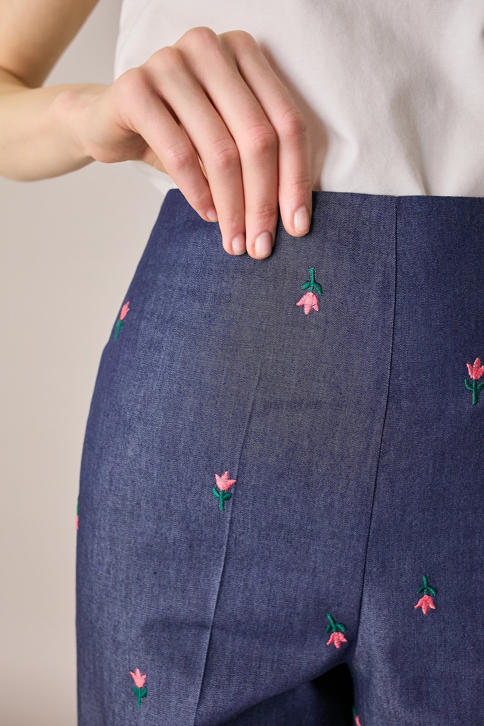 Pantaloni effetto denim con fiori ricamati