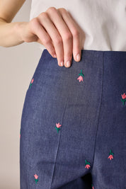 Pantaloni effetto denim con fiori ricamati