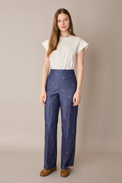 Pantaloni effetto denim con fiori ricamati