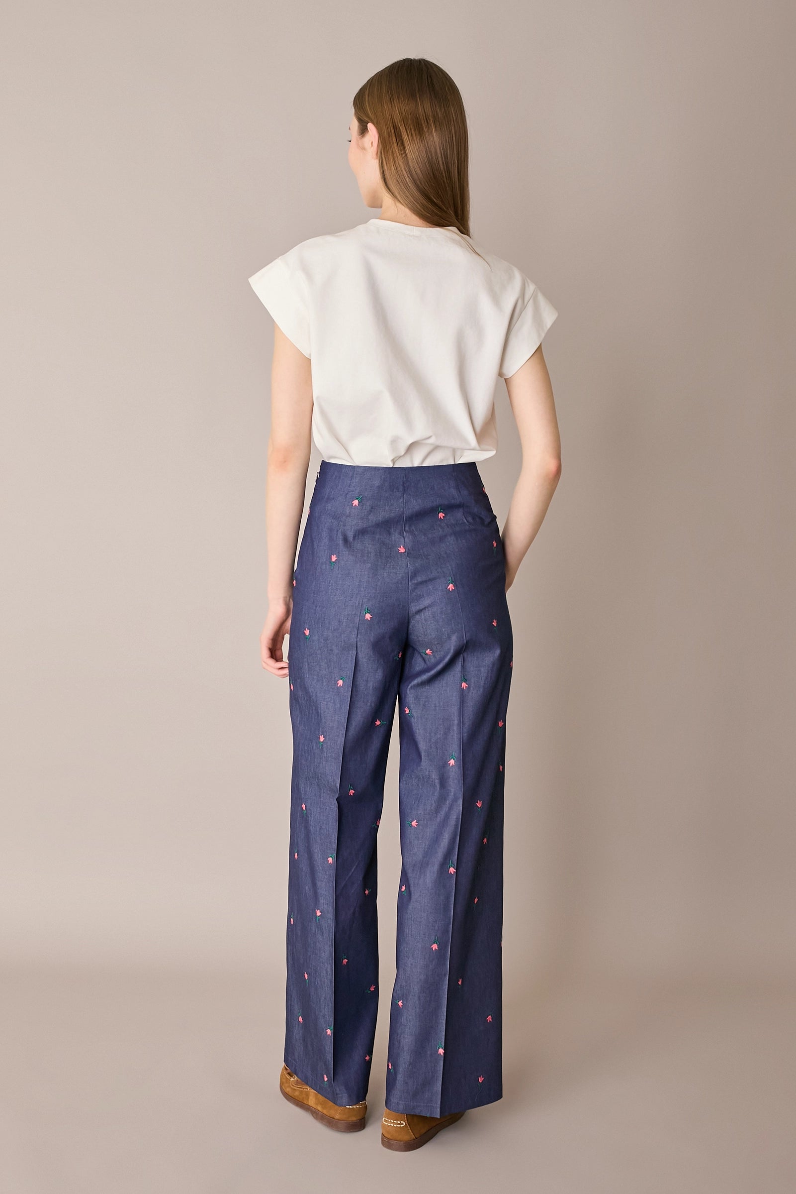 Pantaloni effetto denim con fiori ricamati