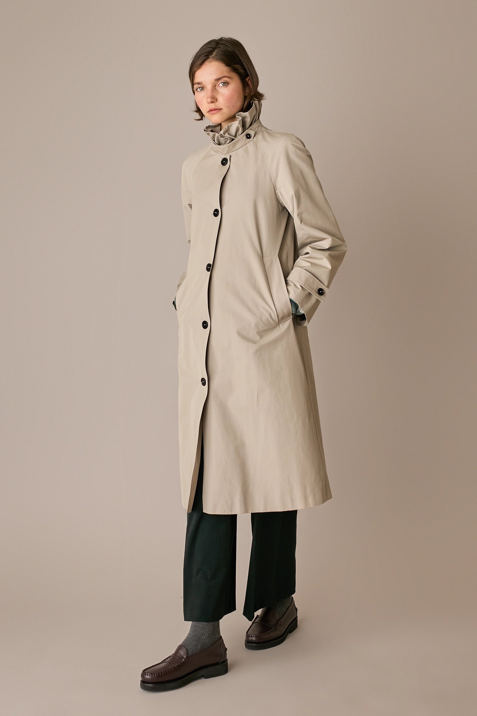 Trench con colletto volant
