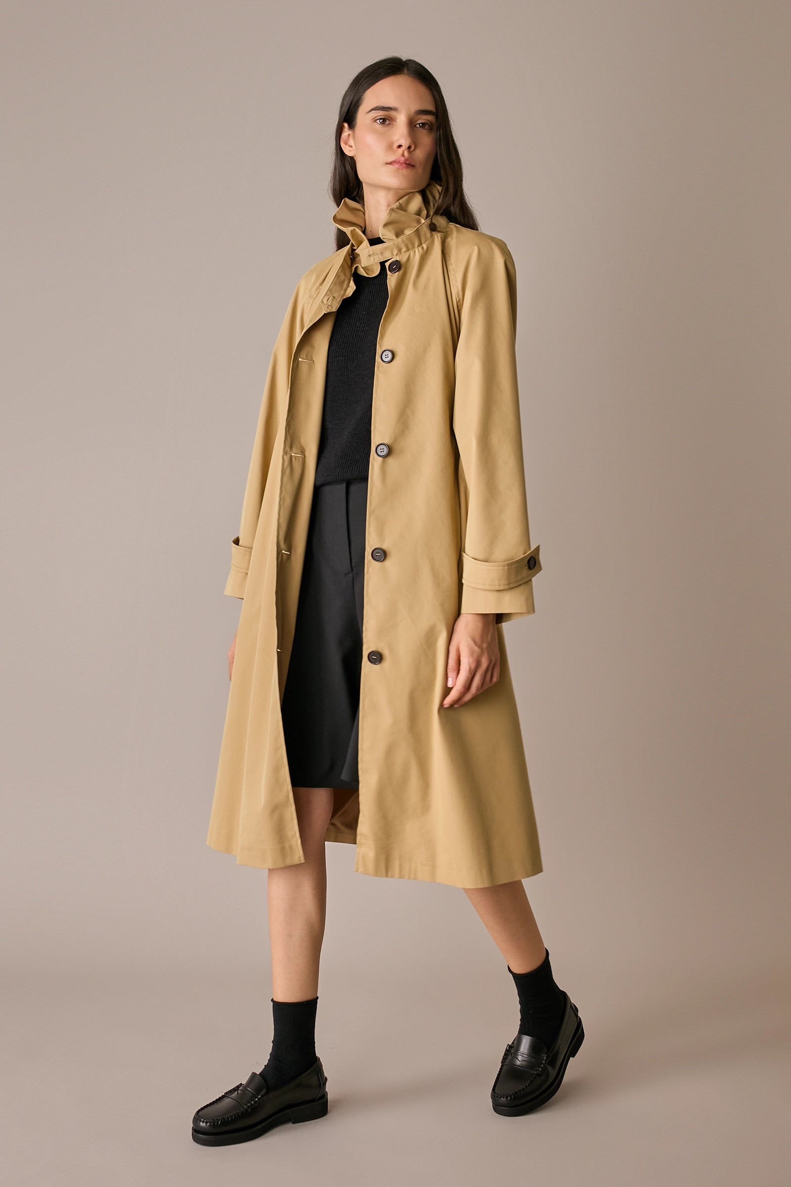 Trench con colletto volant