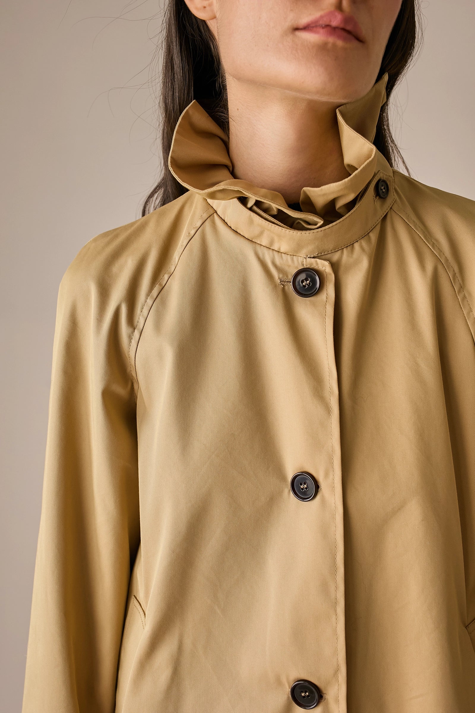 Trench con colletto volant