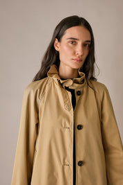 Trench con colletto volant